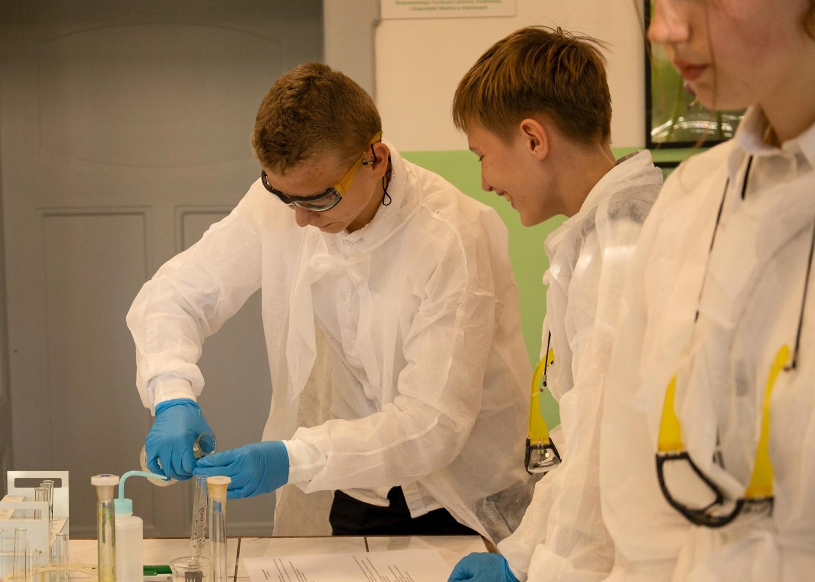 Zdjęcie w galerii na portalu naszraciborz.pl: Laboratorium Dwóch Umysłów - zmagania młodych chemików w ZSO nr 1 wiadomości z regionu