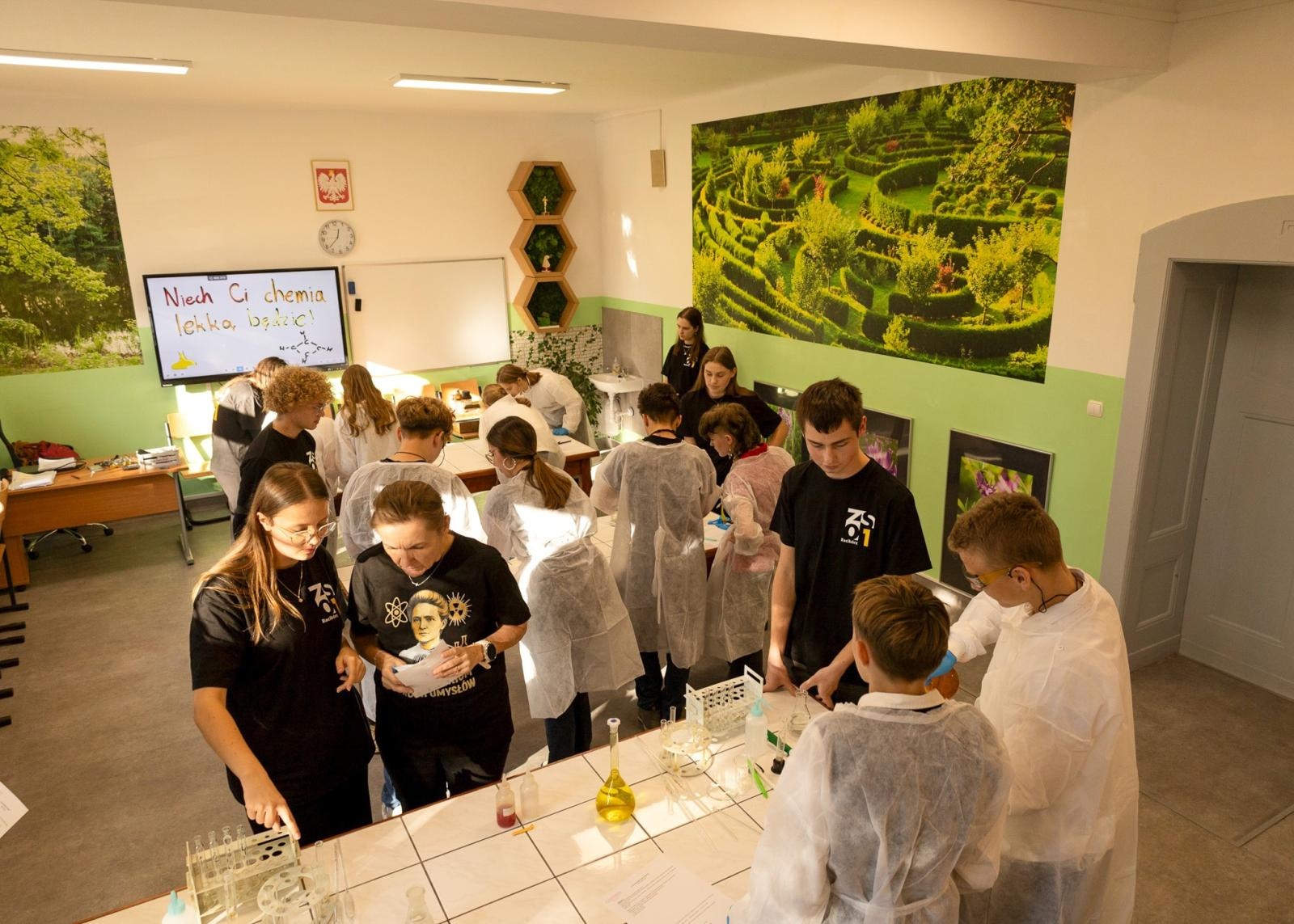 Zdjęcie w galerii na portalu naszraciborz.pl: Laboratorium Dwóch Umysłów - zmagania młodych chemików w ZSO nr 1 wiadomości z regionu