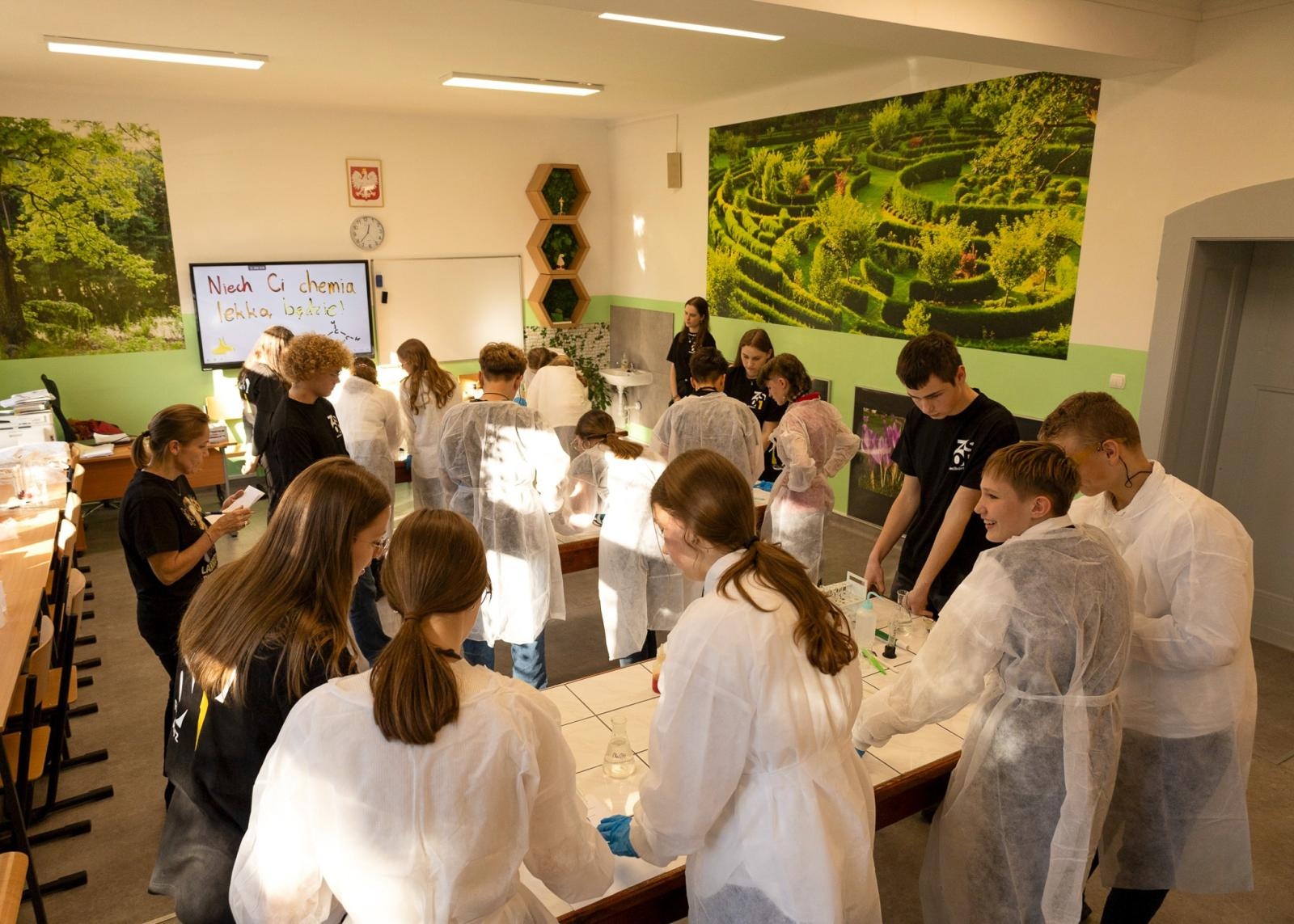 Zdjęcie w galerii na portalu naszraciborz.pl: Laboratorium Dwóch Umysłów - zmagania młodych chemików w ZSO nr 1 wiadomości z regionu