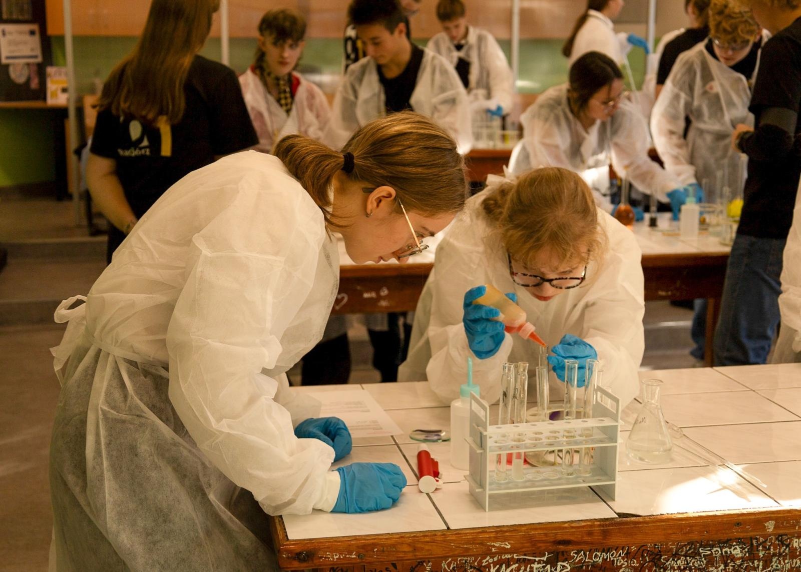 Zdjęcie w galerii na portalu naszraciborz.pl: Laboratorium Dwóch Umysłów - zmagania młodych chemików w ZSO nr 1 wiadomości z regionu