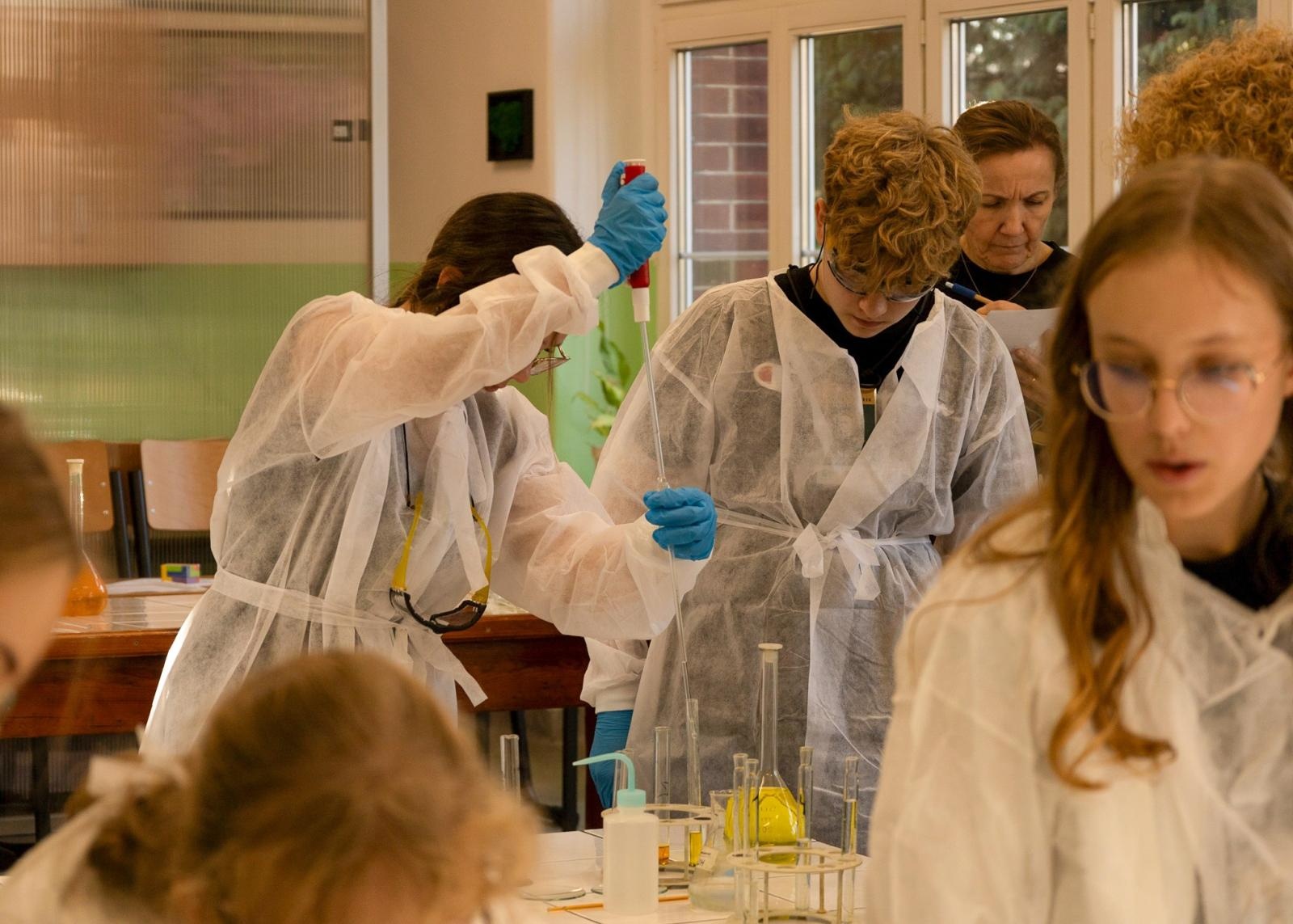 Zdjęcie w galerii na portalu naszraciborz.pl: Laboratorium Dwóch Umysłów - zmagania młodych chemików w ZSO nr 1 wiadomości z regionu