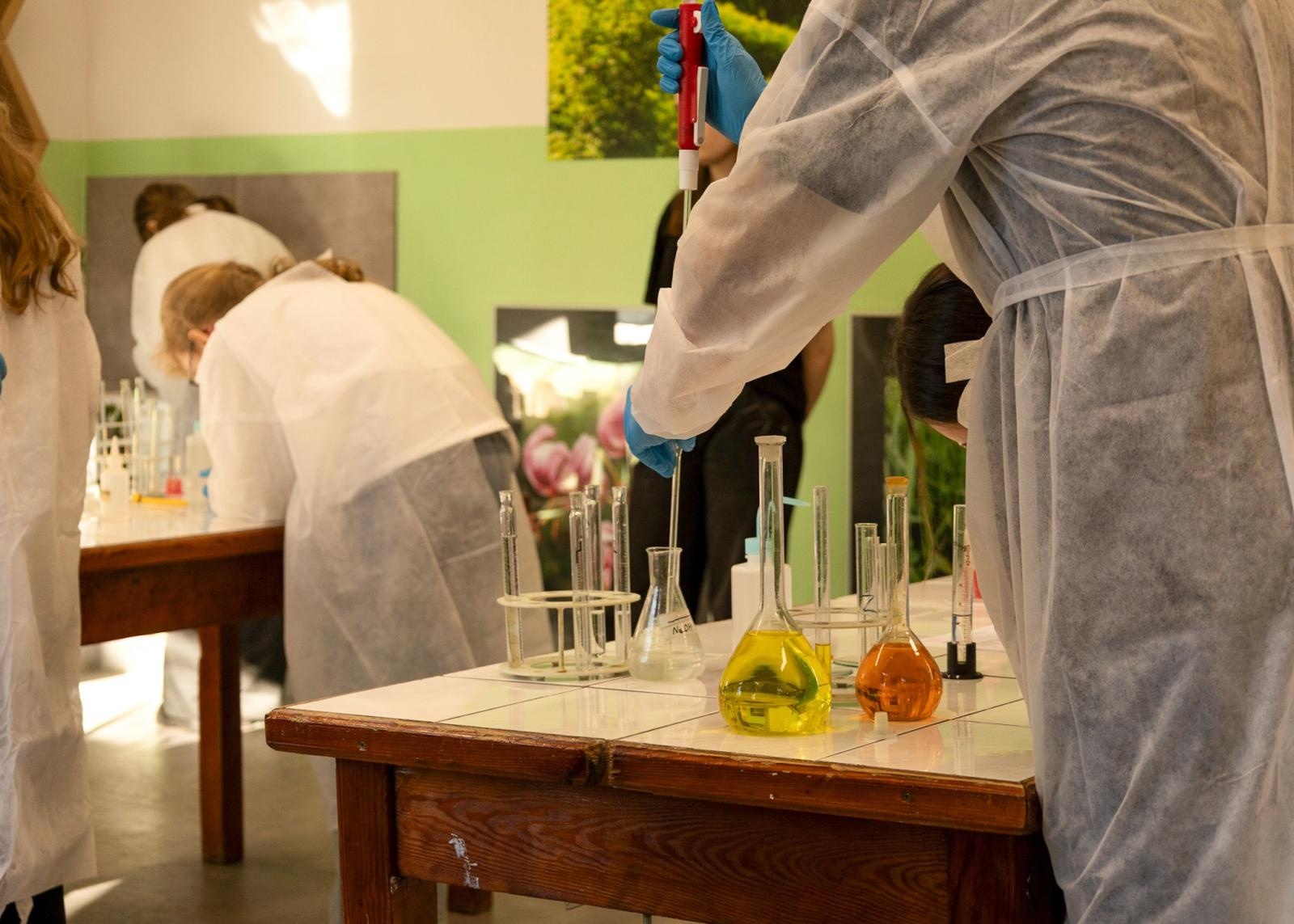 Zdjęcie w galerii na portalu naszraciborz.pl: Laboratorium Dwóch Umysłów - zmagania młodych chemików w ZSO nr 1 wiadomości z regionu