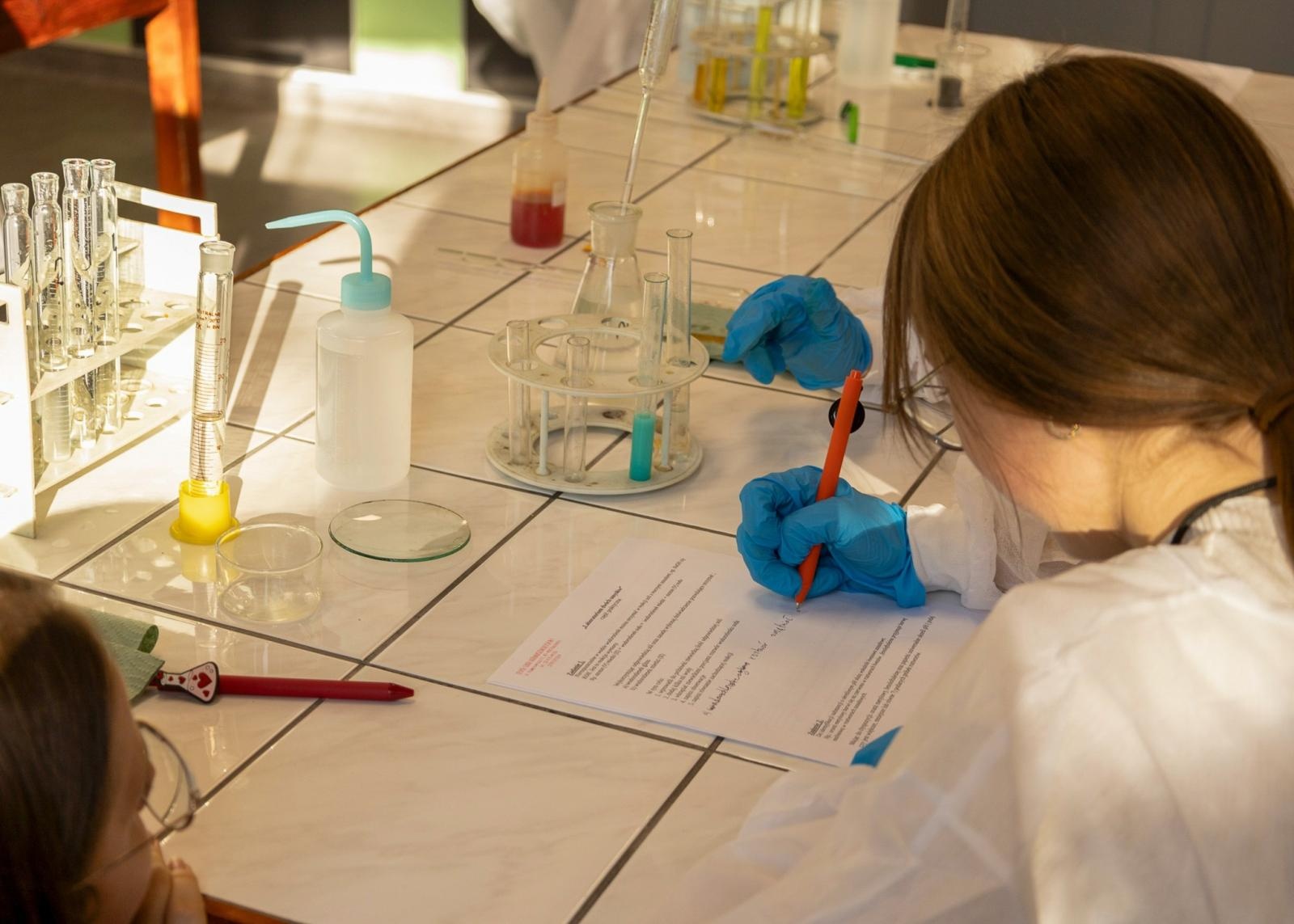 Zdjęcie w galerii na portalu naszraciborz.pl: Laboratorium Dwóch Umysłów - zmagania młodych chemików w ZSO nr 1 wiadomości z regionu