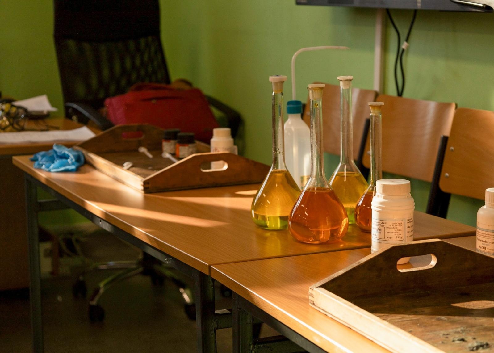 Zdjęcie w galerii na portalu naszraciborz.pl: Laboratorium Dwóch Umysłów - zmagania młodych chemików w ZSO nr 1 wiadomości z regionu