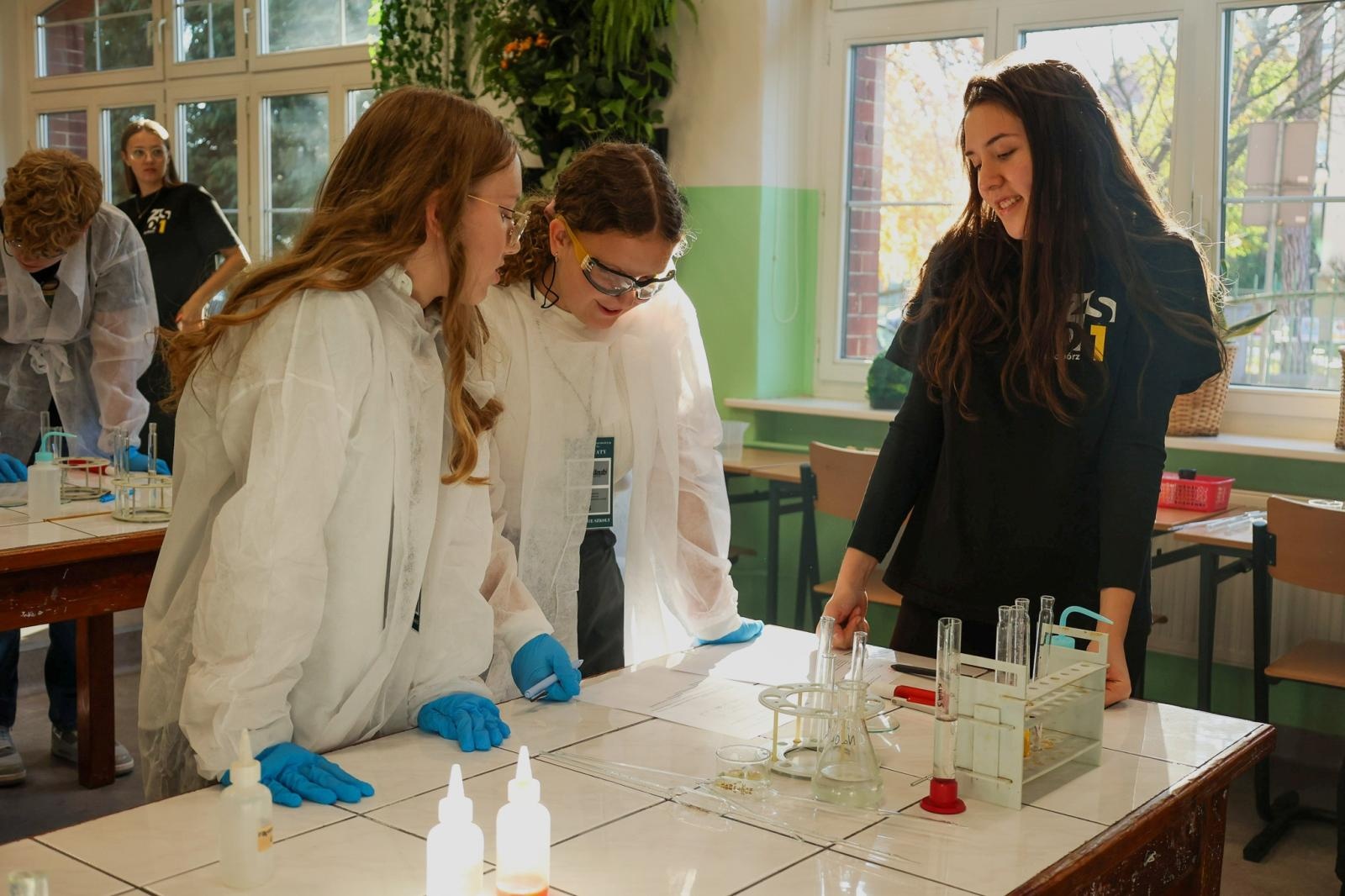 Zdjęcie w galerii na portalu naszraciborz.pl: Laboratorium Dwóch Umysłów - zmagania młodych chemików w ZSO nr 1 wiadomości z regionu