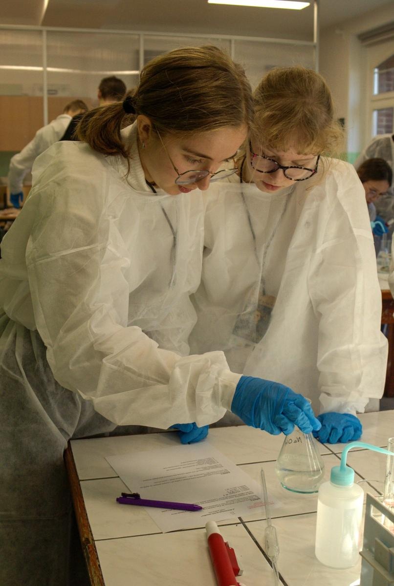 Zdjęcie w galerii na portalu naszraciborz.pl: Laboratorium Dwóch Umysłów - zmagania młodych chemików w ZSO nr 1 wiadomości z regionu
