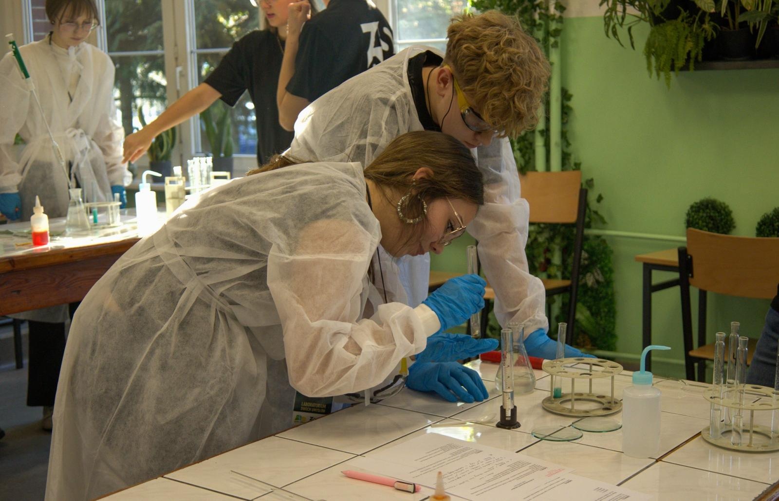 Zdjęcie w galerii na portalu naszraciborz.pl: Laboratorium Dwóch Umysłów - zmagania młodych chemików w ZSO nr 1 wiadomości z regionu