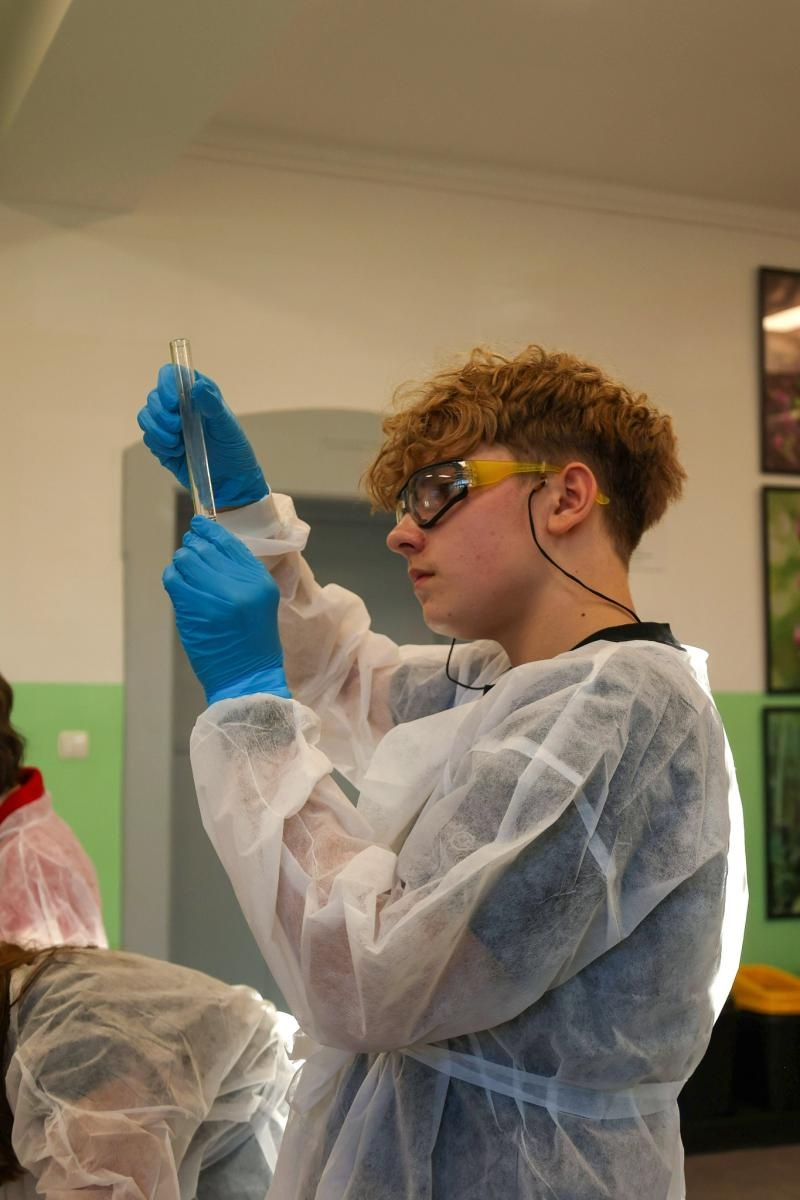 Zdjęcie w galerii na portalu naszraciborz.pl: Laboratorium Dwóch Umysłów - zmagania młodych chemików w ZSO nr 1 wiadomości z regionu