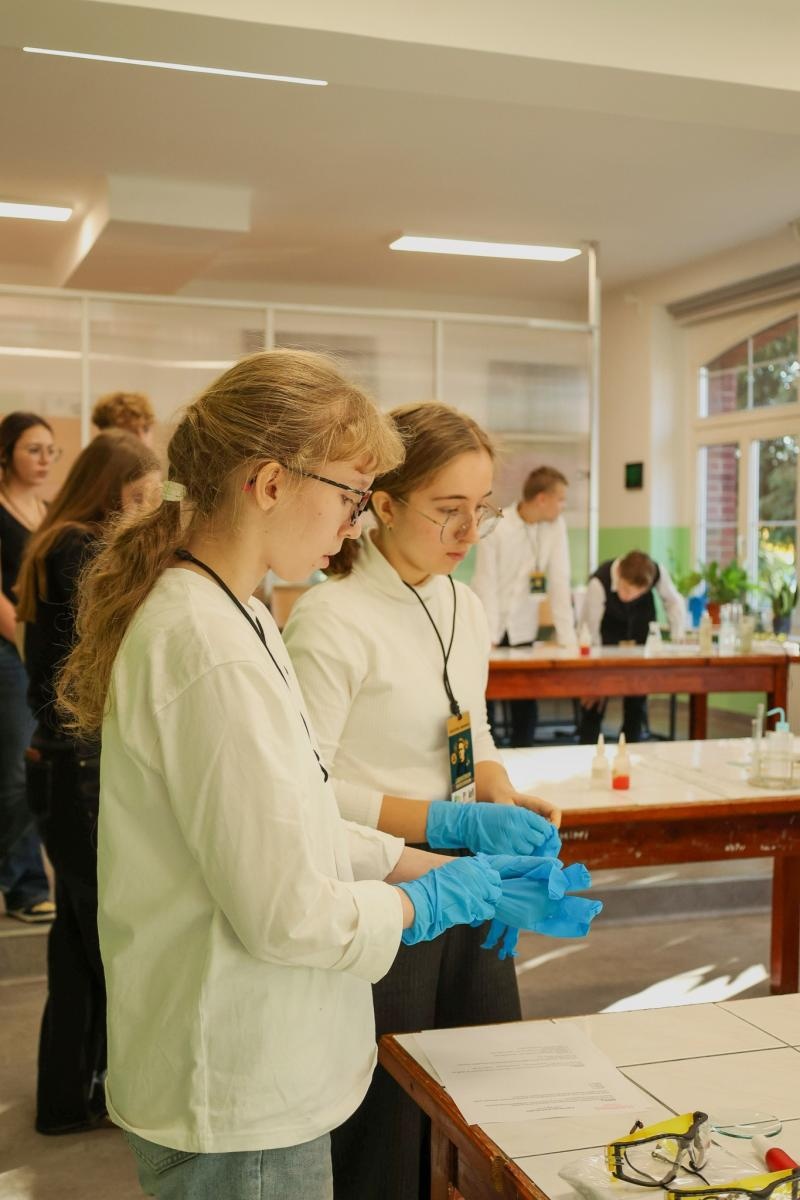 Zdjęcie w galerii na portalu naszraciborz.pl: Laboratorium Dwóch Umysłów - zmagania młodych chemików w ZSO nr 1 wiadomości z regionu