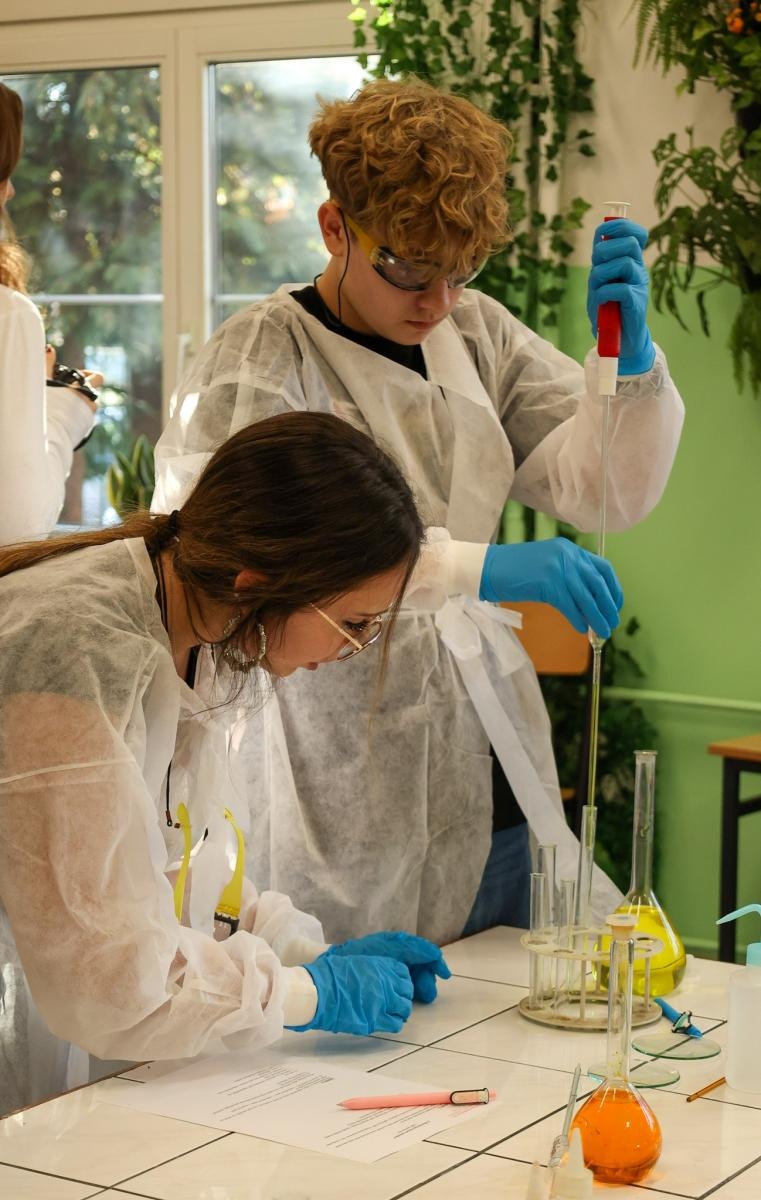 Zdjęcie w galerii na portalu naszraciborz.pl: Laboratorium Dwóch Umysłów - zmagania młodych chemików w ZSO nr 1 wiadomości z regionu