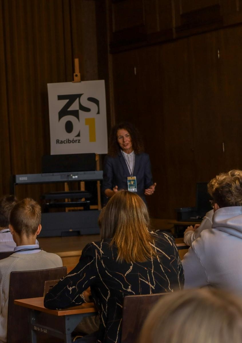 Zdjęcie w galerii na portalu naszraciborz.pl: Laboratorium Dwóch Umysłów - zmagania młodych chemików w ZSO nr 1 wiadomości z regionu