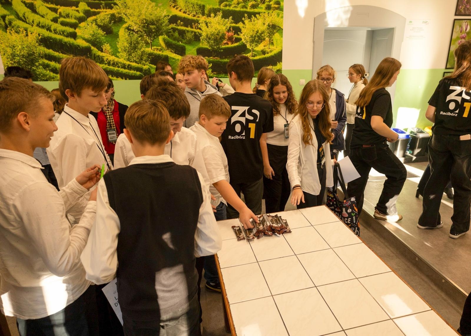 Zdjęcie w galerii na portalu naszraciborz.pl: Laboratorium Dwóch Umysłów - zmagania młodych chemików w ZSO nr 1 wiadomości z regionu