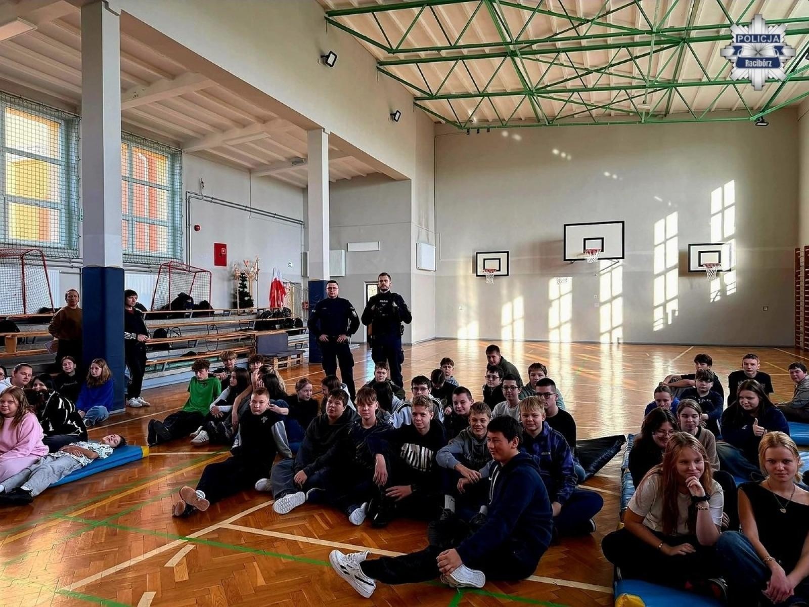 Zdjęcie w galerii na portalu naszraciborz.pl: Dzielnicowi z Krzyżanowic o uzależnieniach behawioralnych – zajęcia profilaktyczne w Tworkowie wiadomości z regionu