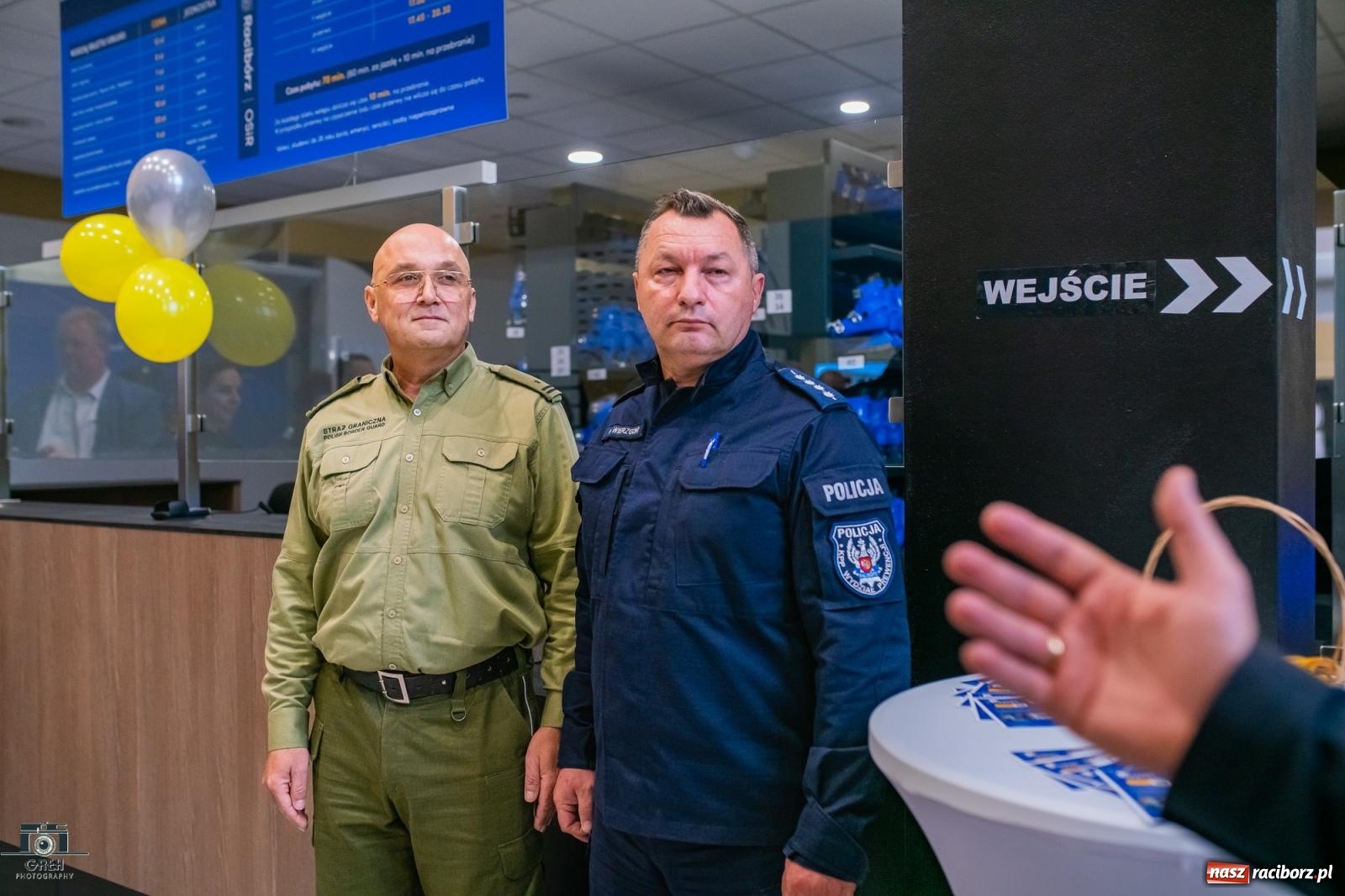 Zdjęcie w galerii na portalu naszraciborz.pl: Powstawało w bólach, ale już jest! Lodowisko Piastor oficjalnie otwarte [FOTO i WIDEO] wiadomości z regionu