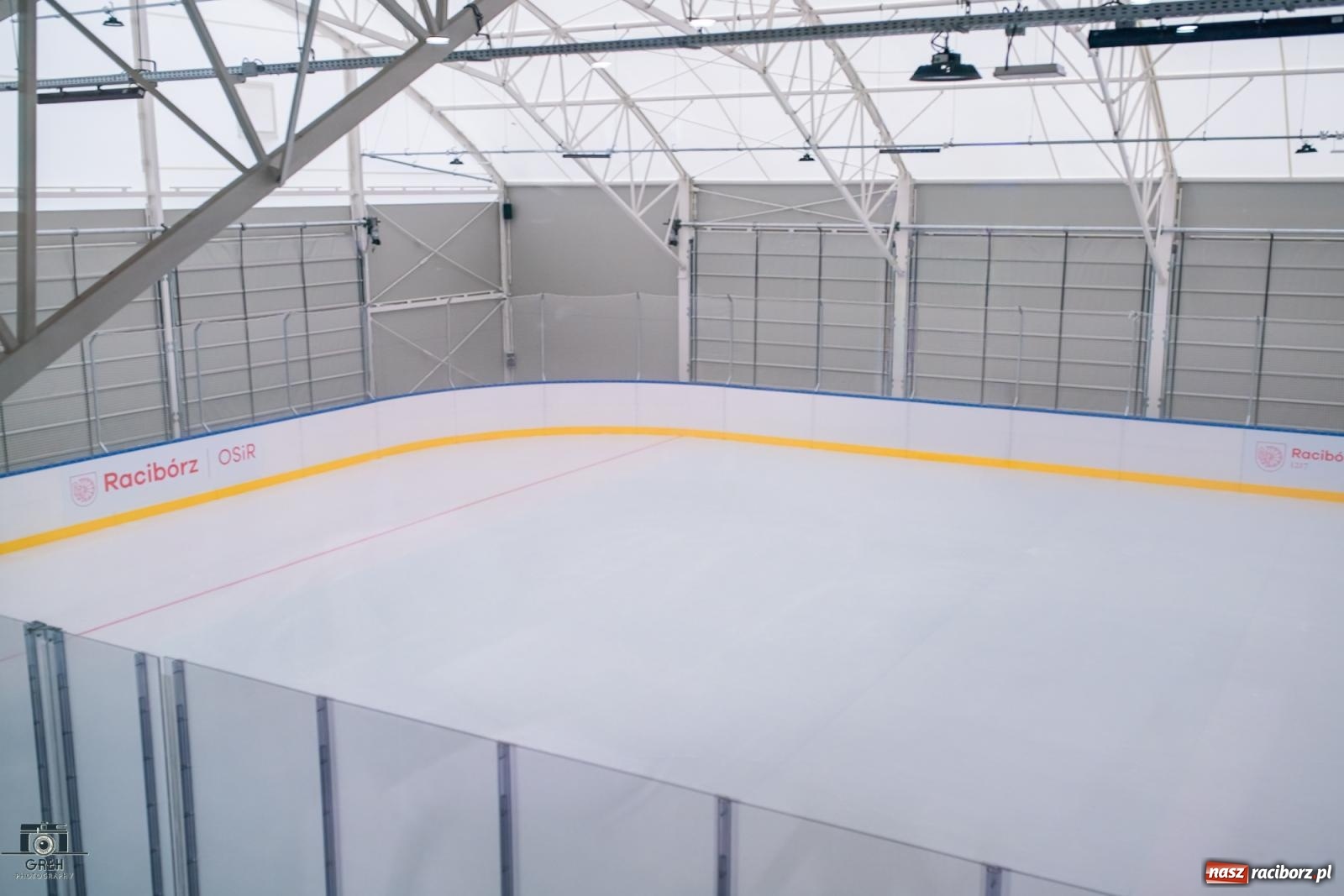 Zdjęcie w galerii na portalu naszraciborz.pl: Powstawało w bólach, ale już jest! Lodowisko Piastor oficjalnie otwarte [FOTO i WIDEO] wiadomości z regionu