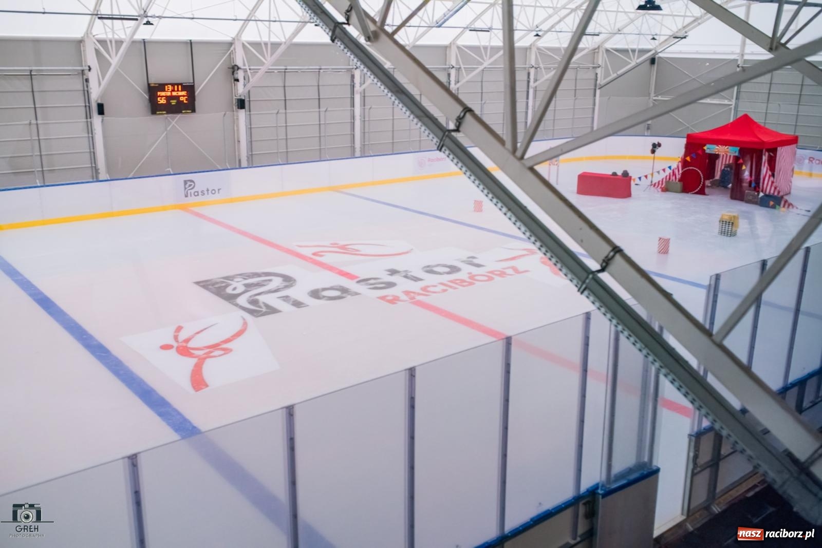 Zdjęcie w galerii na portalu naszraciborz.pl: Powstawało w bólach, ale już jest! Lodowisko Piastor oficjalnie otwarte [FOTO i WIDEO] wiadomości z regionu
