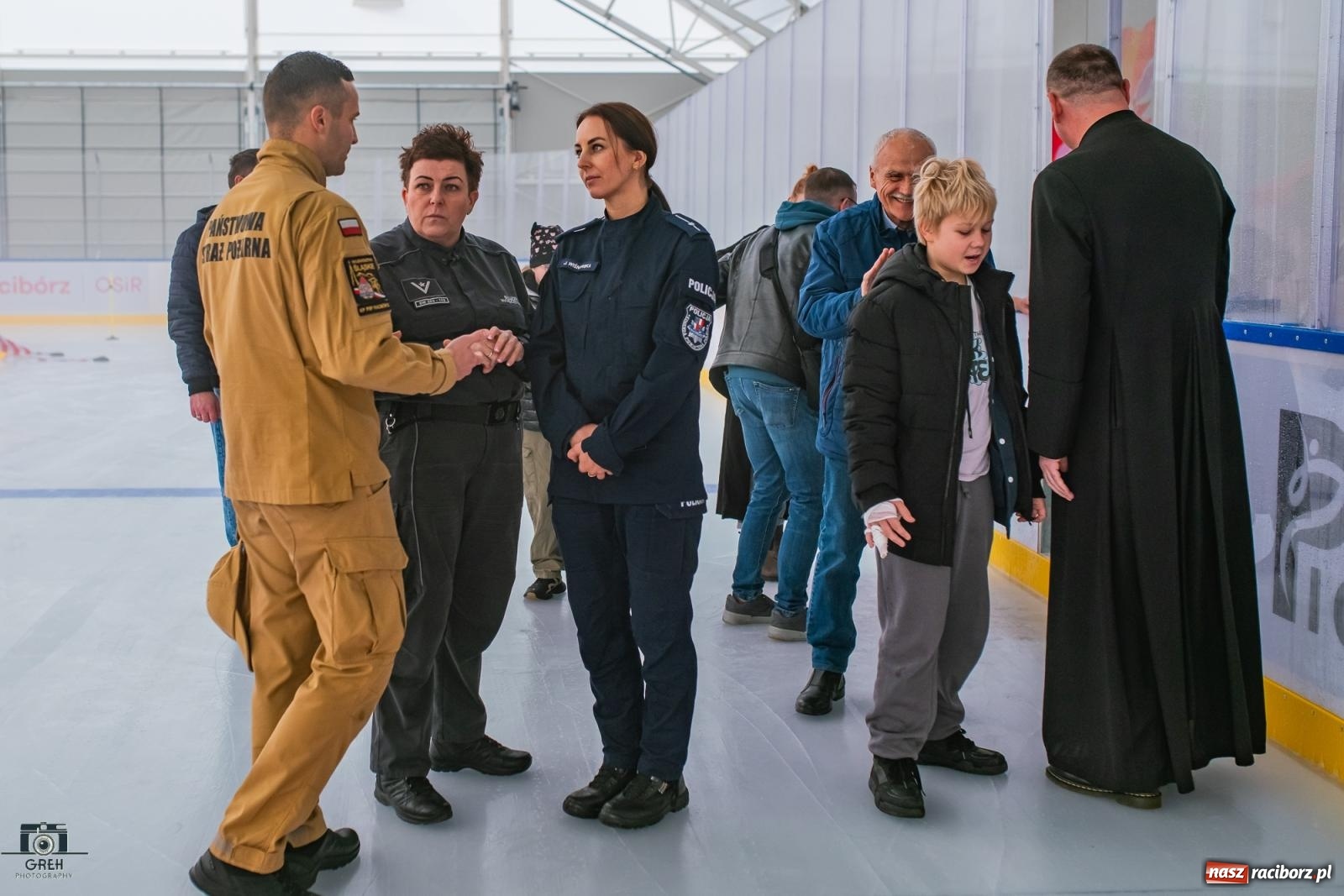 Zdjęcie w galerii na portalu naszraciborz.pl: Powstawało w bólach, ale już jest! Lodowisko Piastor oficjalnie otwarte [FOTO i WIDEO] wiadomości z regionu