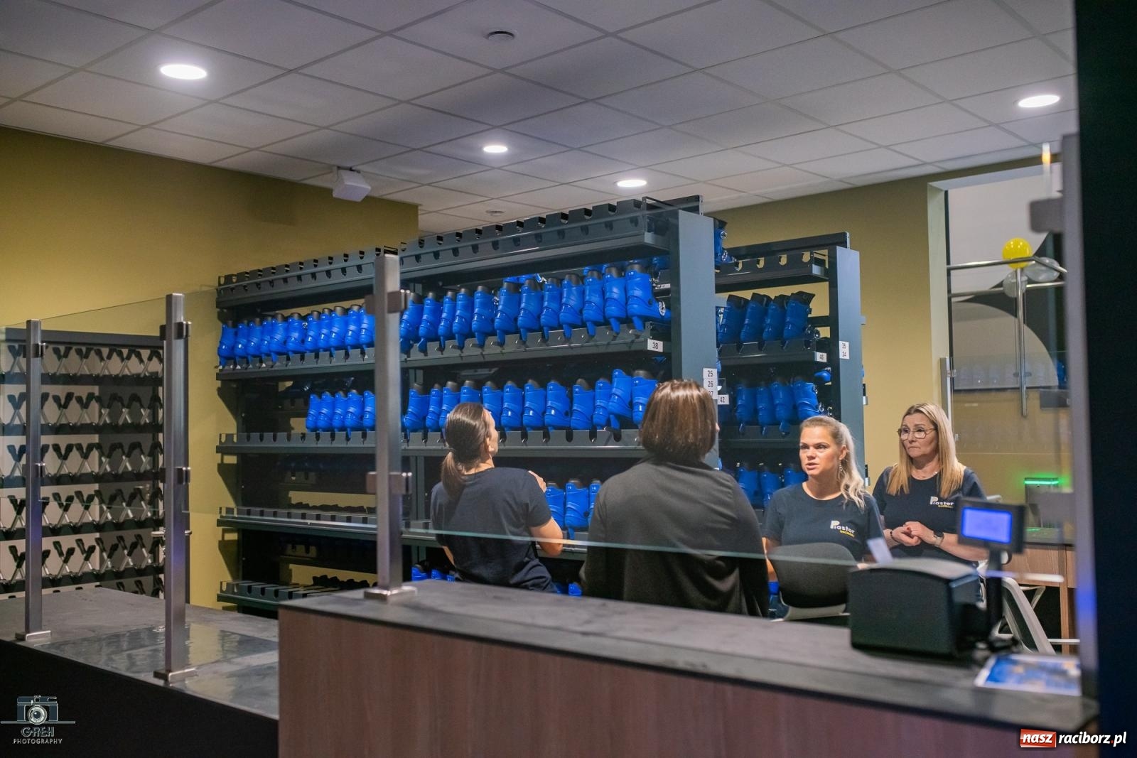 Zdjęcie w galerii na portalu naszraciborz.pl: Powstawało w bólach, ale już jest! Lodowisko Piastor oficjalnie otwarte [FOTO i WIDEO] wiadomości z regionu