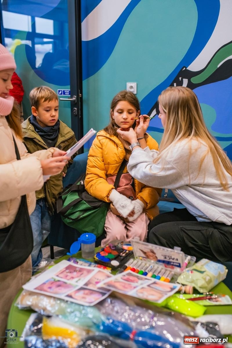 Zdjęcie w galerii na portalu naszraciborz.pl: Powstawało w bólach, ale już jest! Lodowisko Piastor oficjalnie otwarte [FOTO i WIDEO] wiadomości z regionu