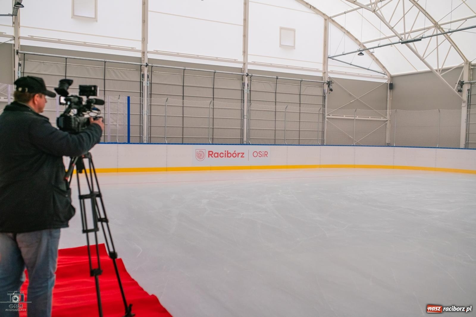 Zdjęcie w galerii na portalu naszraciborz.pl: Powstawało w bólach, ale już jest! Lodowisko Piastor oficjalnie otwarte [FOTO i WIDEO] wiadomości z regionu