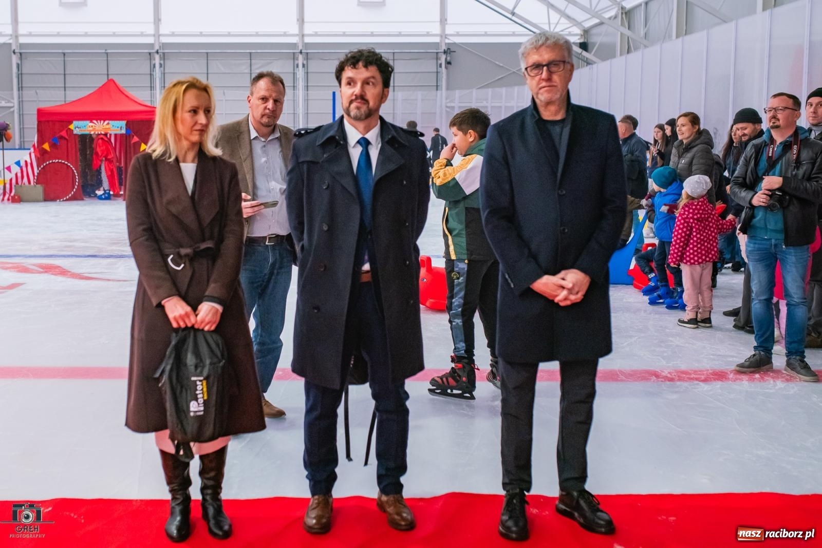 Zdjęcie w galerii na portalu naszraciborz.pl: Powstawało w bólach, ale już jest! Lodowisko Piastor oficjalnie otwarte [FOTO i WIDEO] wiadomości z regionu