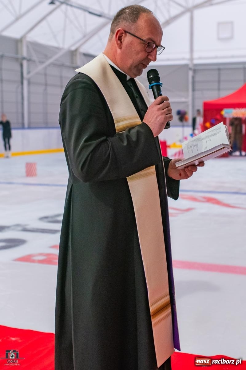 Zdjęcie w galerii na portalu naszraciborz.pl: Powstawało w bólach, ale już jest! Lodowisko Piastor oficjalnie otwarte [FOTO i WIDEO] wiadomości z regionu