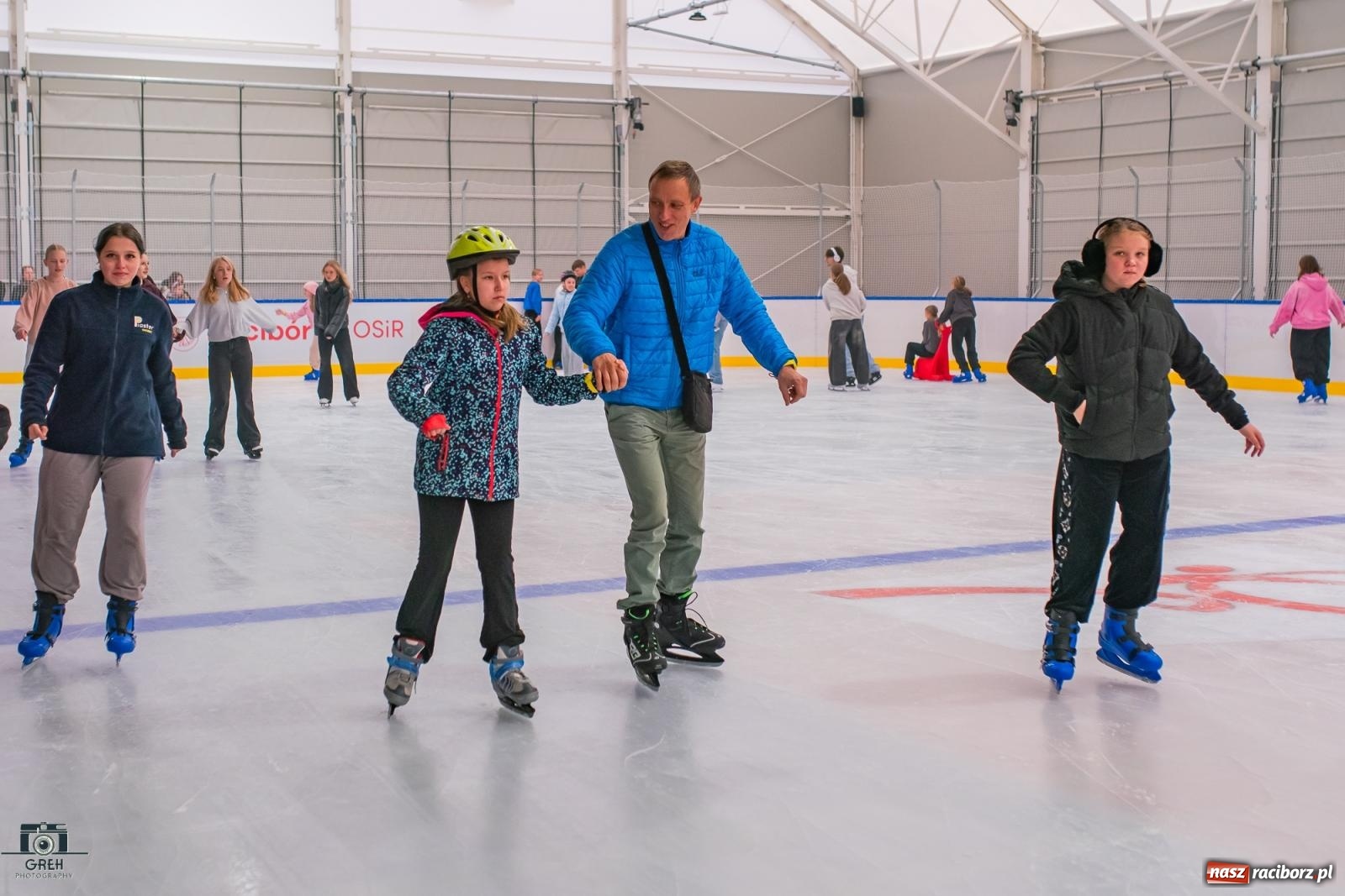 Zdjęcie w galerii na portalu naszraciborz.pl: Powstawało w bólach, ale już jest! Lodowisko Piastor oficjalnie otwarte [FOTO i WIDEO] wiadomości z regionu