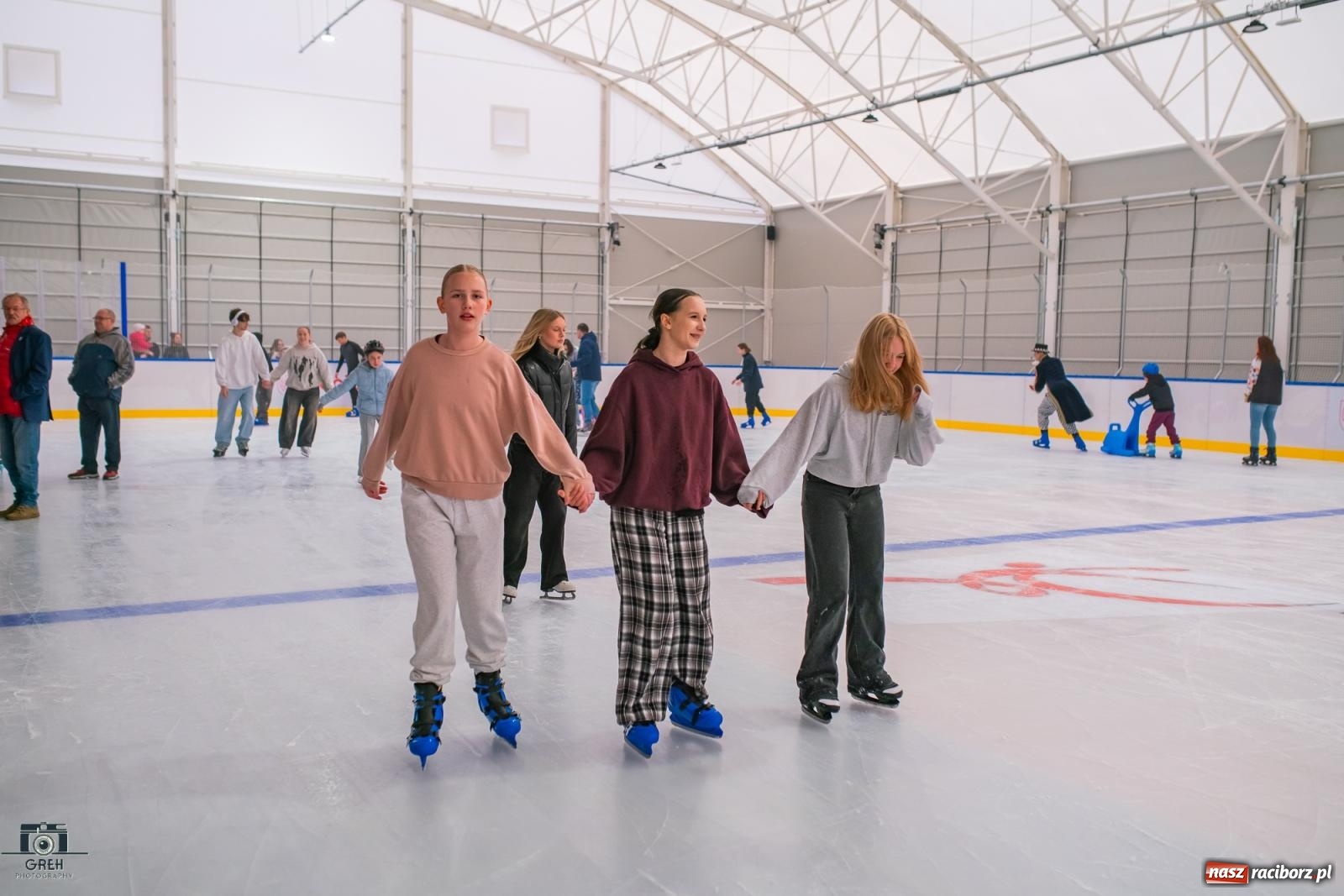 Zdjęcie w galerii na portalu naszraciborz.pl: Powstawało w bólach, ale już jest! Lodowisko Piastor oficjalnie otwarte [FOTO i WIDEO] wiadomości z regionu