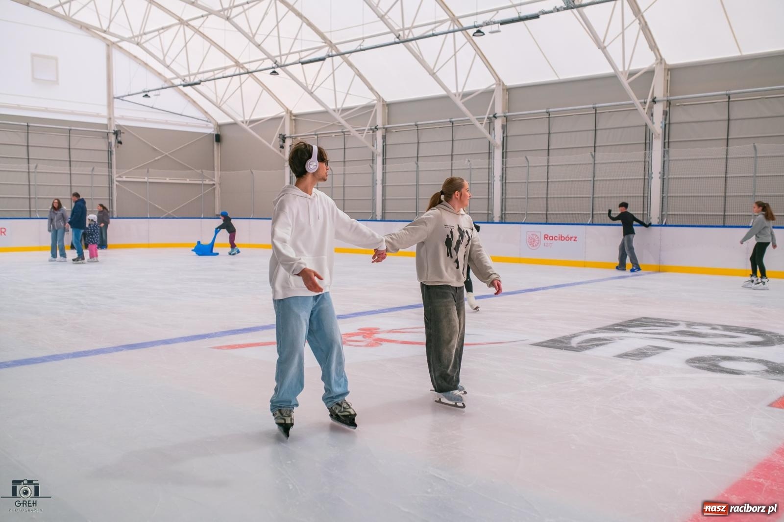 Zdjęcie w galerii na portalu naszraciborz.pl: Powstawało w bólach, ale już jest! Lodowisko Piastor oficjalnie otwarte [FOTO i WIDEO] wiadomości z regionu