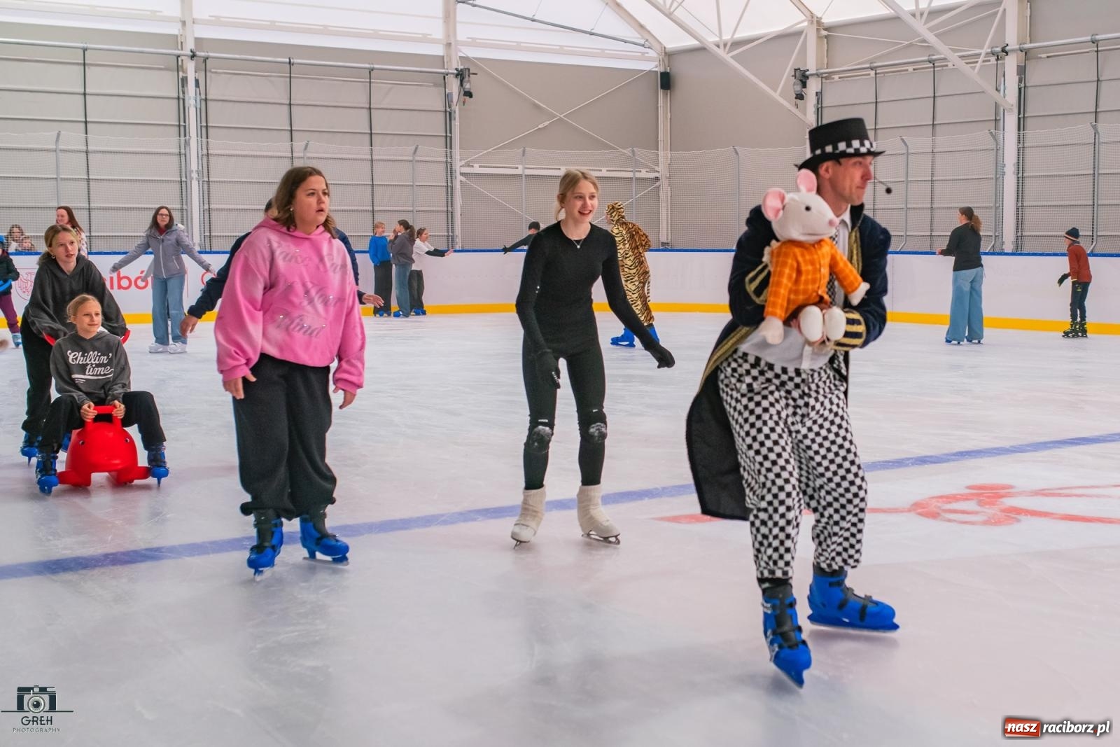 Zdjęcie w galerii na portalu naszraciborz.pl: Powstawało w bólach, ale już jest! Lodowisko Piastor oficjalnie otwarte [FOTO i WIDEO] wiadomości z regionu