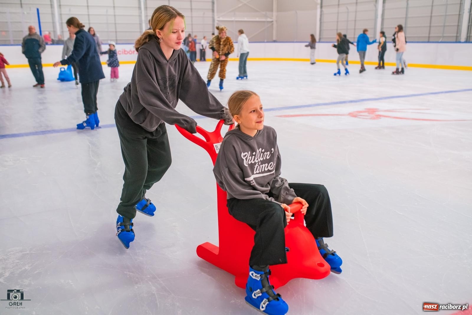 Zdjęcie w galerii na portalu naszraciborz.pl: Powstawało w bólach, ale już jest! Lodowisko Piastor oficjalnie otwarte [FOTO i WIDEO] wiadomości z regionu
