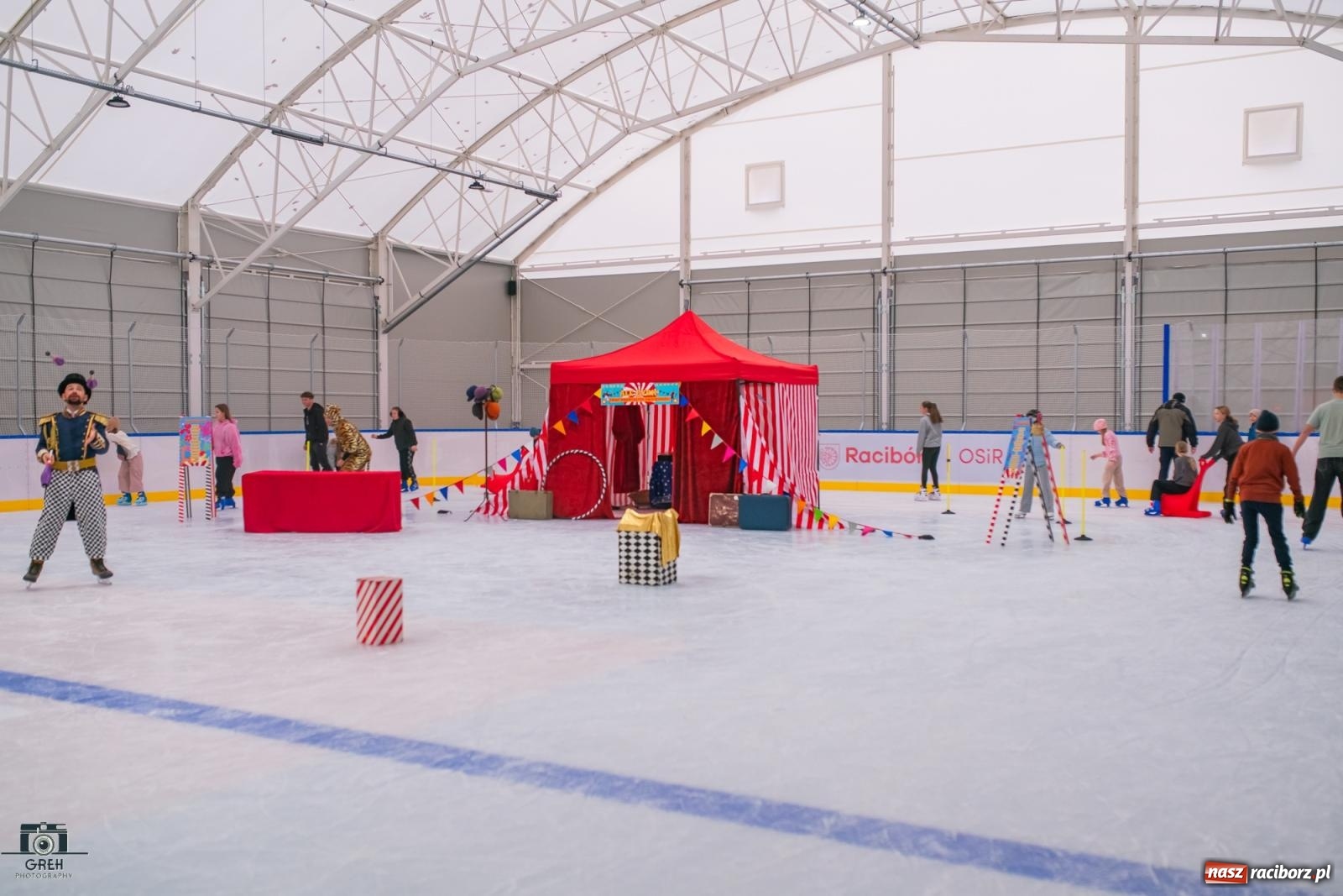 Zdjęcie w galerii na portalu naszraciborz.pl: Powstawało w bólach, ale już jest! Lodowisko Piastor oficjalnie otwarte [FOTO i WIDEO] wiadomości z regionu