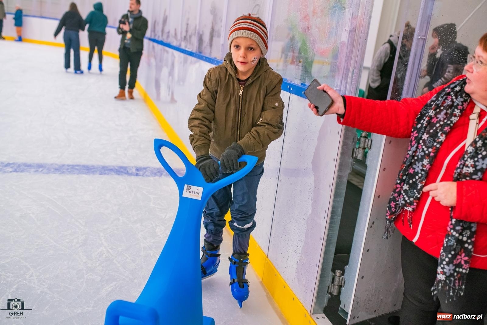 Zdjęcie w galerii na portalu naszraciborz.pl: Powstawało w bólach, ale już jest! Lodowisko Piastor oficjalnie otwarte [FOTO i WIDEO] wiadomości z regionu