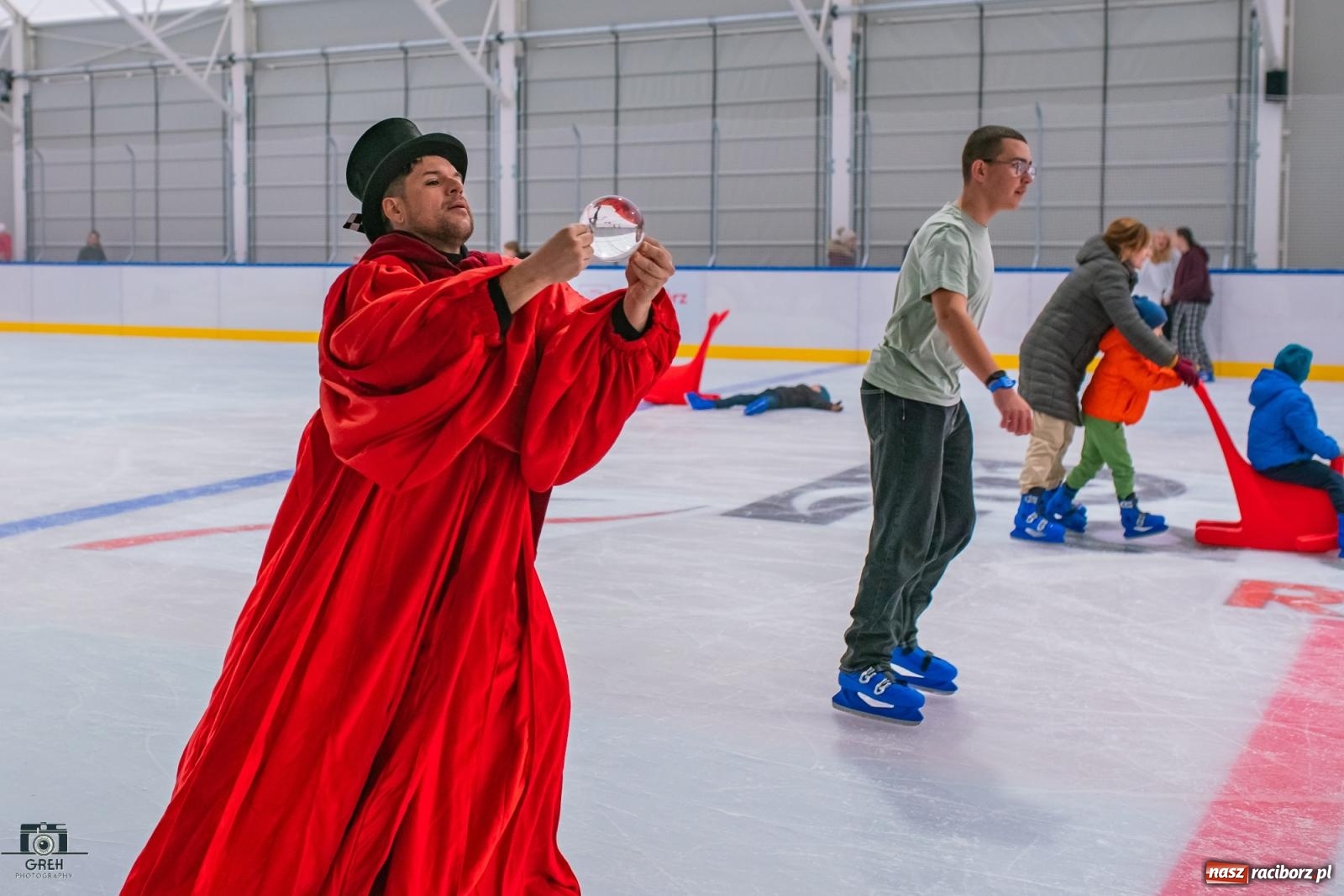 Zdjęcie w galerii na portalu naszraciborz.pl: Powstawało w bólach, ale już jest! Lodowisko Piastor oficjalnie otwarte [FOTO i WIDEO] wiadomości z regionu