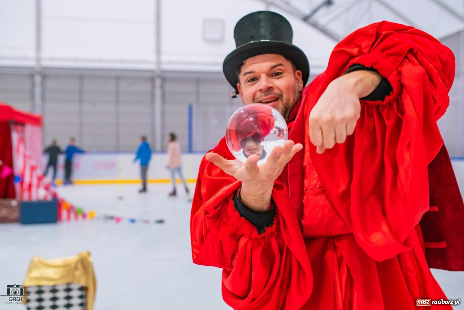 Zdjęcie w galerii na portalu naszraciborz.pl: Powstawało w bólach, ale już jest! Lodowisko Piastor oficjalnie otwarte [FOTO i WIDEO] wiadomości z regionu