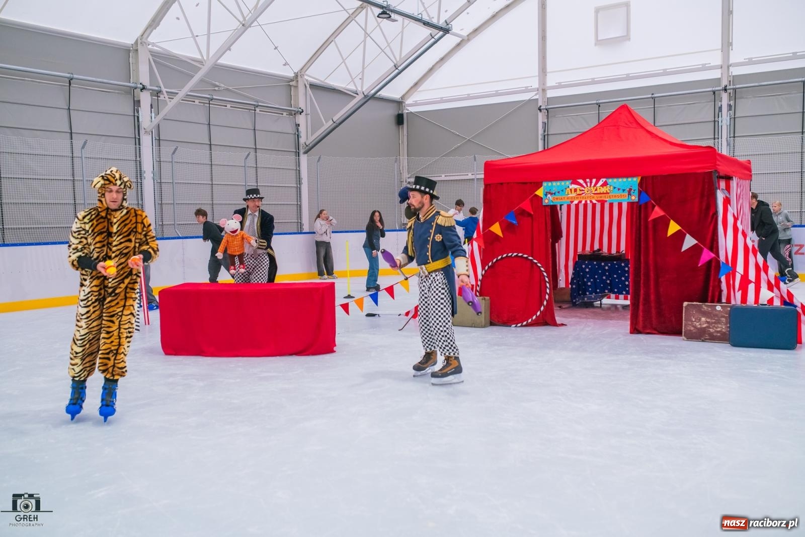 Zdjęcie w galerii na portalu naszraciborz.pl: Powstawało w bólach, ale już jest! Lodowisko Piastor oficjalnie otwarte [FOTO i WIDEO] wiadomości z regionu