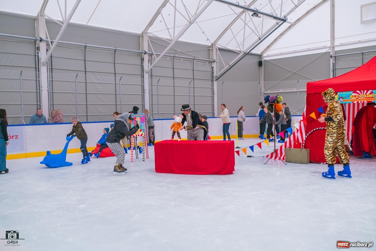 Zdjęcie w galerii na portalu naszraciborz.pl: Powstawało w bólach, ale już jest! Lodowisko Piastor oficjalnie otwarte [FOTO i WIDEO] wiadomości z regionu