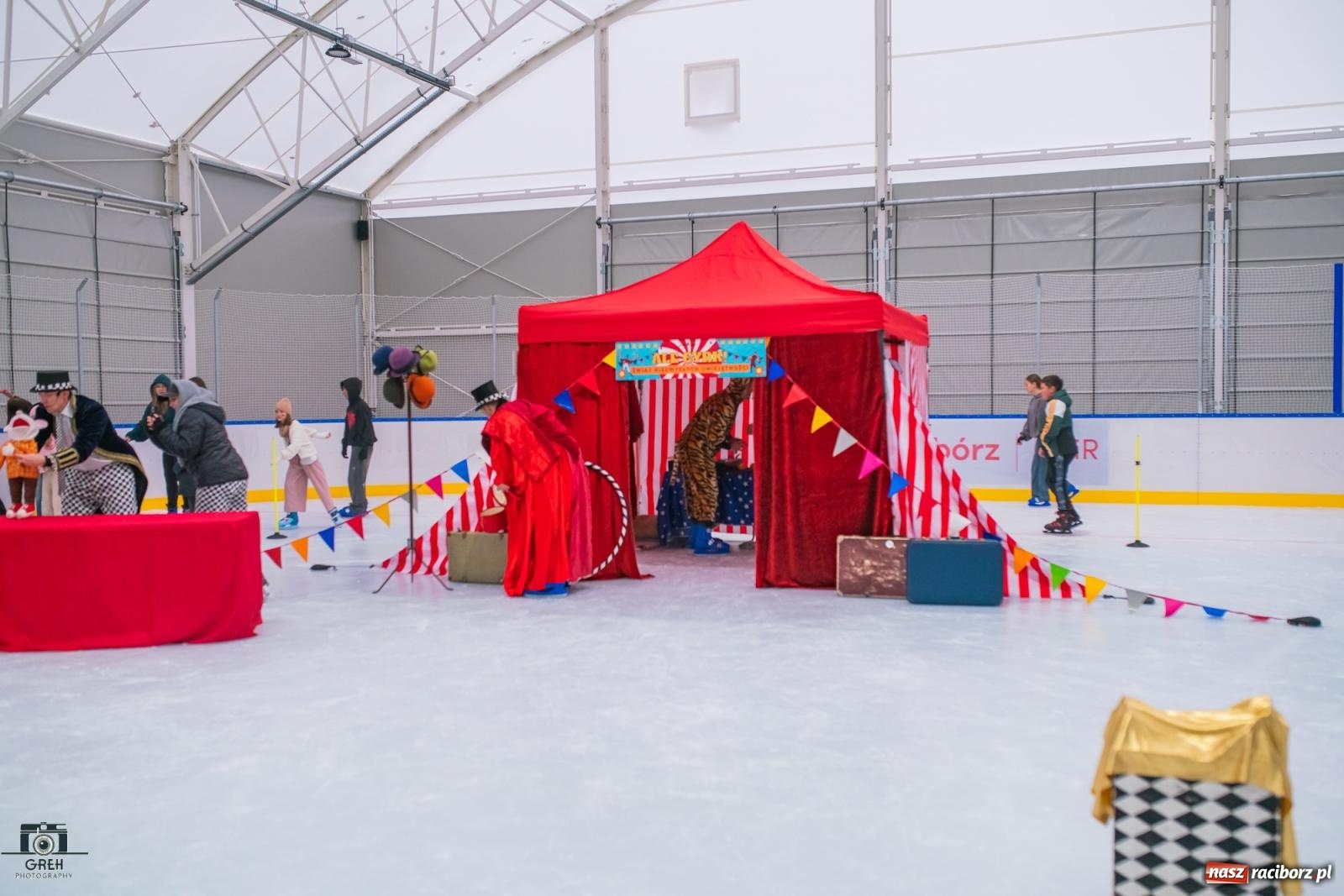 Zdjęcie w galerii na portalu naszraciborz.pl: Powstawało w bólach, ale już jest! Lodowisko Piastor oficjalnie otwarte [FOTO i WIDEO] wiadomości z regionu