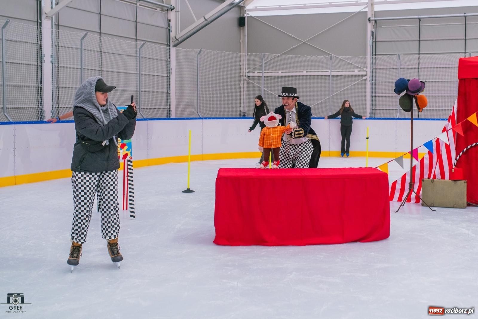 Zdjęcie w galerii na portalu naszraciborz.pl: Powstawało w bólach, ale już jest! Lodowisko Piastor oficjalnie otwarte [FOTO i WIDEO] wiadomości z regionu