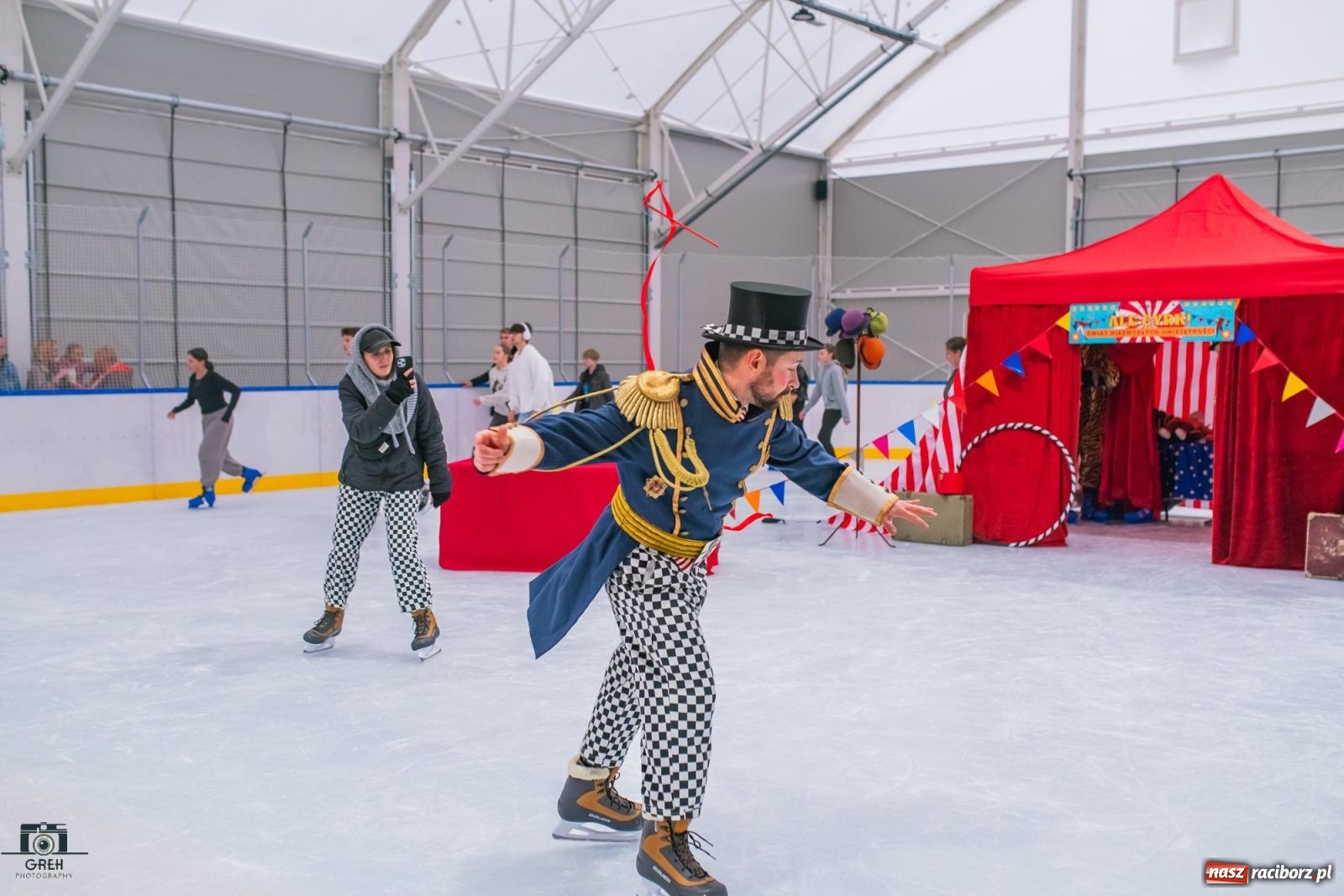 Zdjęcie w galerii na portalu naszraciborz.pl: Powstawało w bólach, ale już jest! Lodowisko Piastor oficjalnie otwarte [FOTO i WIDEO] wiadomości z regionu