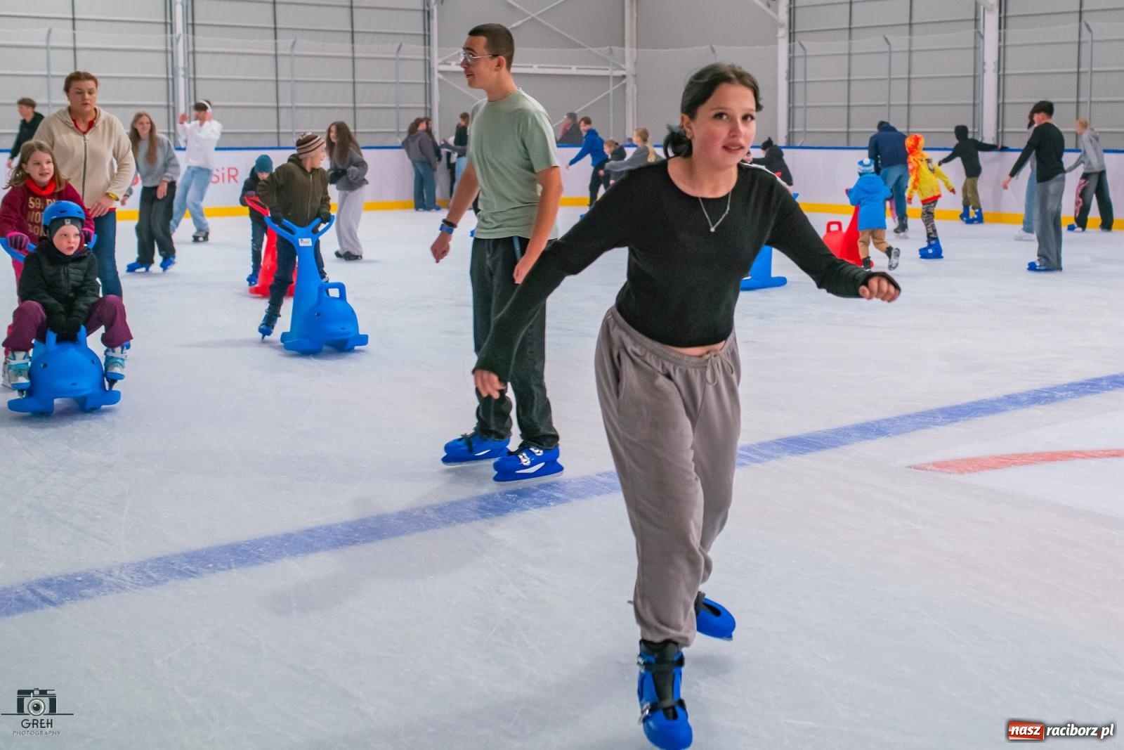 Zdjęcie w galerii na portalu naszraciborz.pl: Powstawało w bólach, ale już jest! Lodowisko Piastor oficjalnie otwarte [FOTO i WIDEO] wiadomości z regionu