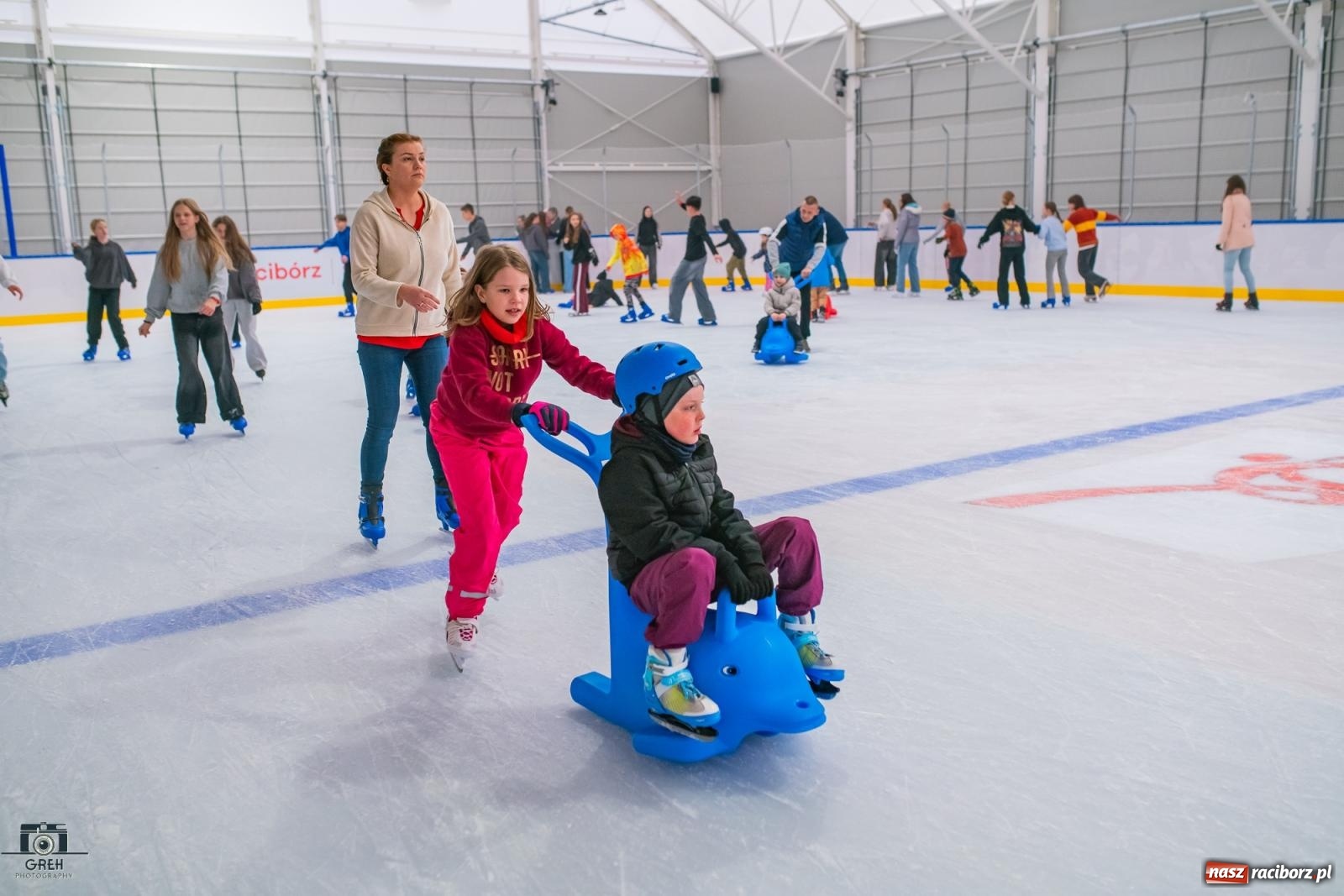 Zdjęcie w galerii na portalu naszraciborz.pl: Powstawało w bólach, ale już jest! Lodowisko Piastor oficjalnie otwarte [FOTO i WIDEO] wiadomości z regionu