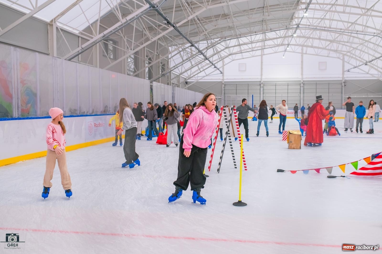 Zdjęcie w galerii na portalu naszraciborz.pl: Powstawało w bólach, ale już jest! Lodowisko Piastor oficjalnie otwarte [FOTO i WIDEO] wiadomości z regionu
