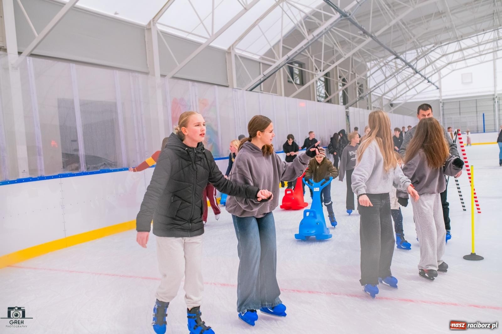 Zdjęcie w galerii na portalu naszraciborz.pl: Powstawało w bólach, ale już jest! Lodowisko Piastor oficjalnie otwarte [FOTO i WIDEO] wiadomości z regionu