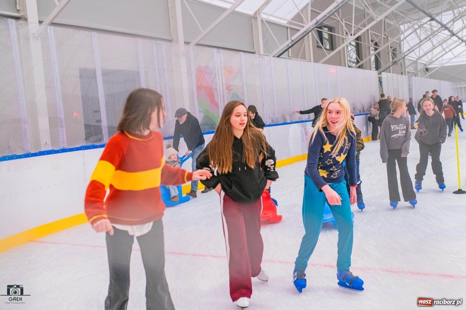 Zdjęcie w galerii na portalu naszraciborz.pl: Powstawało w bólach, ale już jest! Lodowisko Piastor oficjalnie otwarte [FOTO i WIDEO] wiadomości z regionu