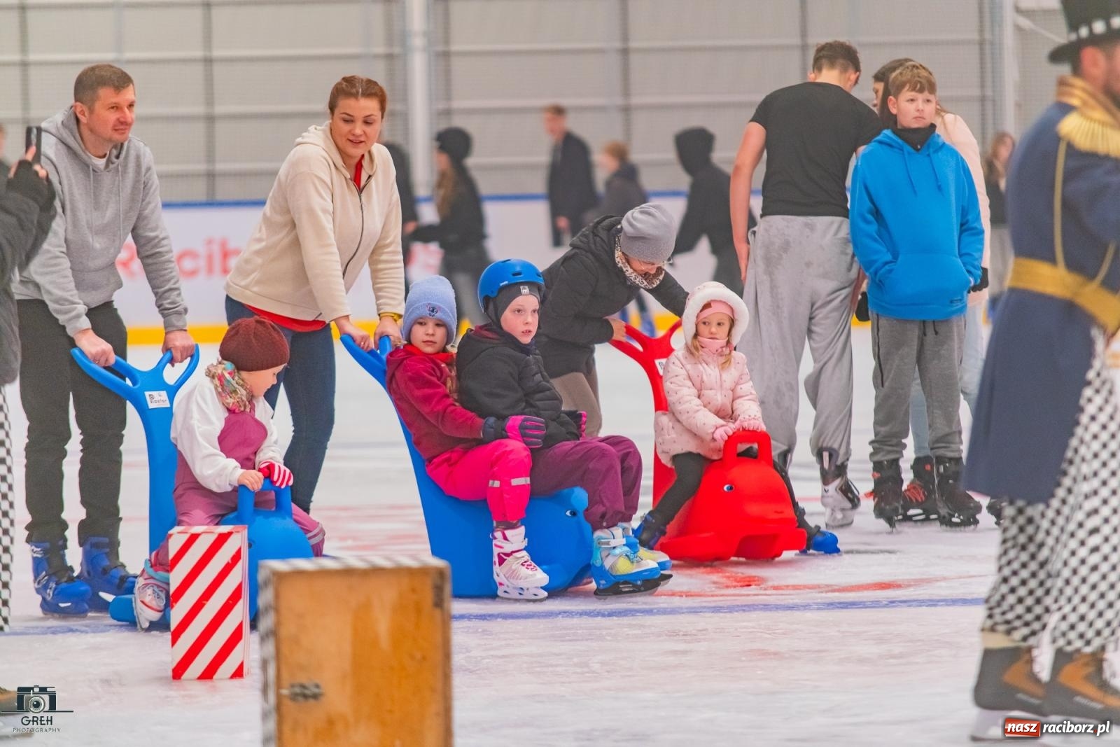 Zdjęcie w galerii na portalu naszraciborz.pl: Powstawało w bólach, ale już jest! Lodowisko Piastor oficjalnie otwarte [FOTO i WIDEO] wiadomości z regionu