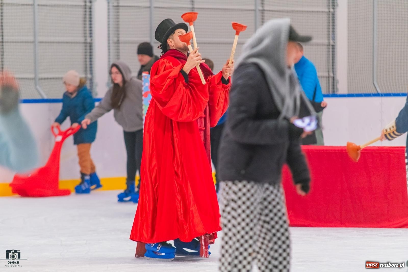 Zdjęcie w galerii na portalu naszraciborz.pl: Powstawało w bólach, ale już jest! Lodowisko Piastor oficjalnie otwarte [FOTO i WIDEO] wiadomości z regionu