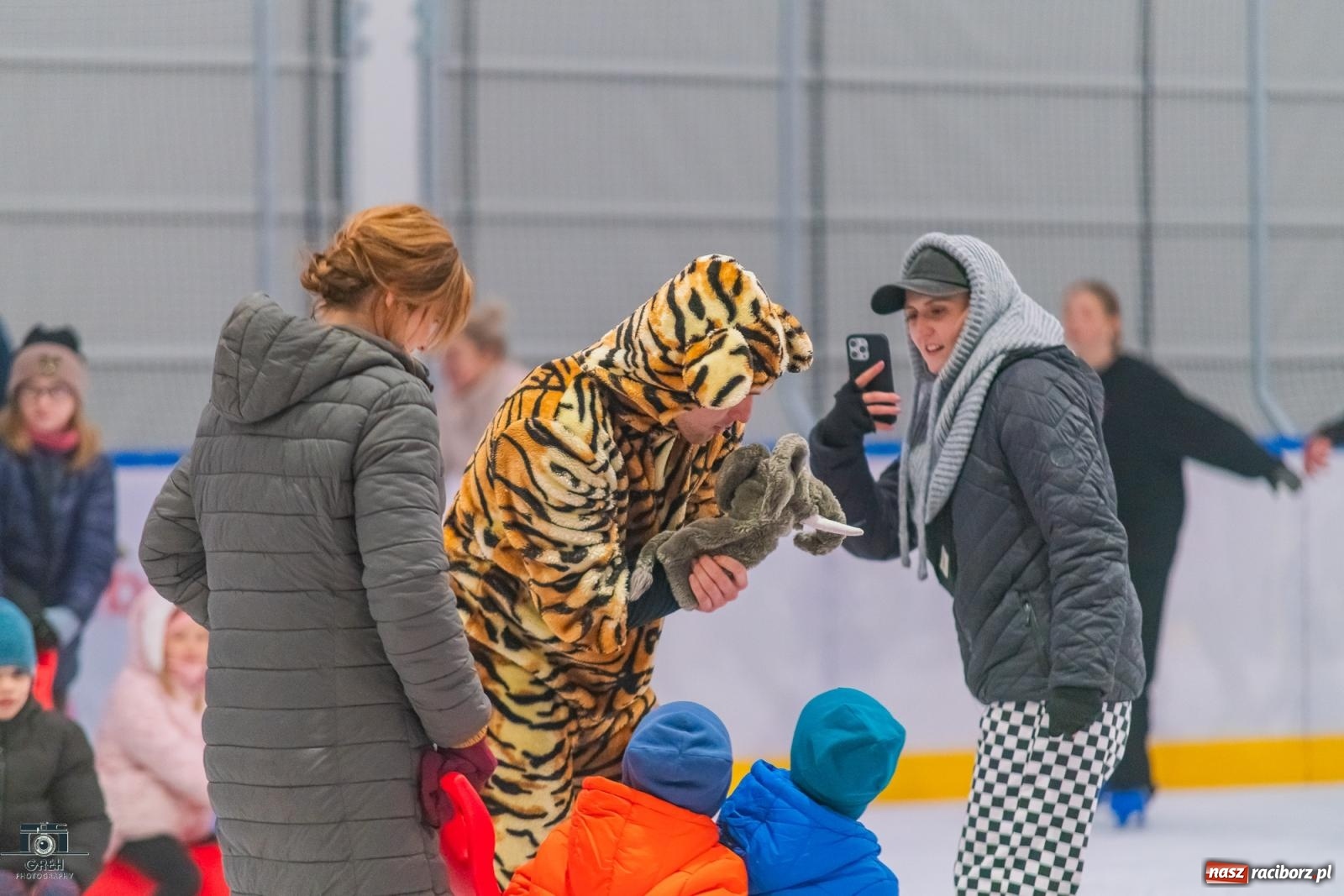 Zdjęcie w galerii na portalu naszraciborz.pl: Powstawało w bólach, ale już jest! Lodowisko Piastor oficjalnie otwarte [FOTO i WIDEO] wiadomości z regionu