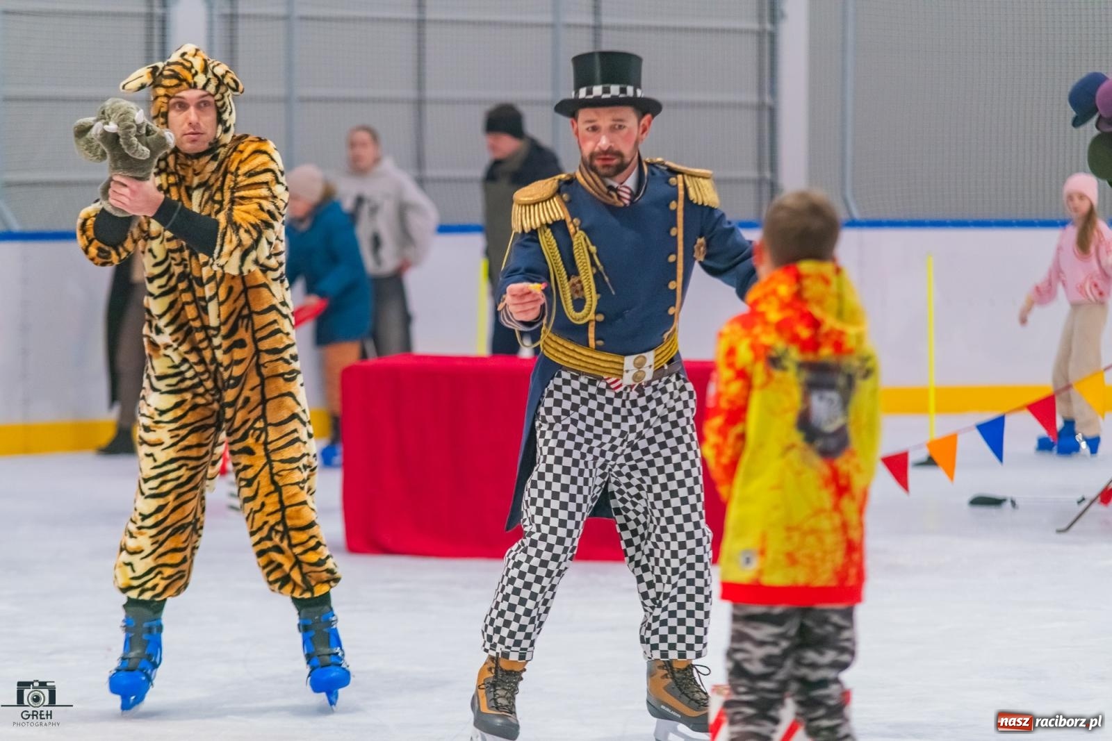 Zdjęcie w galerii na portalu naszraciborz.pl: Powstawało w bólach, ale już jest! Lodowisko Piastor oficjalnie otwarte [FOTO i WIDEO] wiadomości z regionu