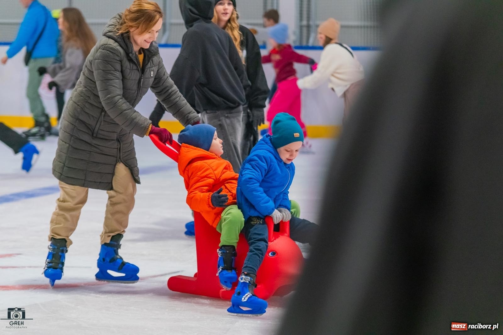 Zdjęcie w galerii na portalu naszraciborz.pl: Powstawało w bólach, ale już jest! Lodowisko Piastor oficjalnie otwarte [FOTO i WIDEO] wiadomości z regionu